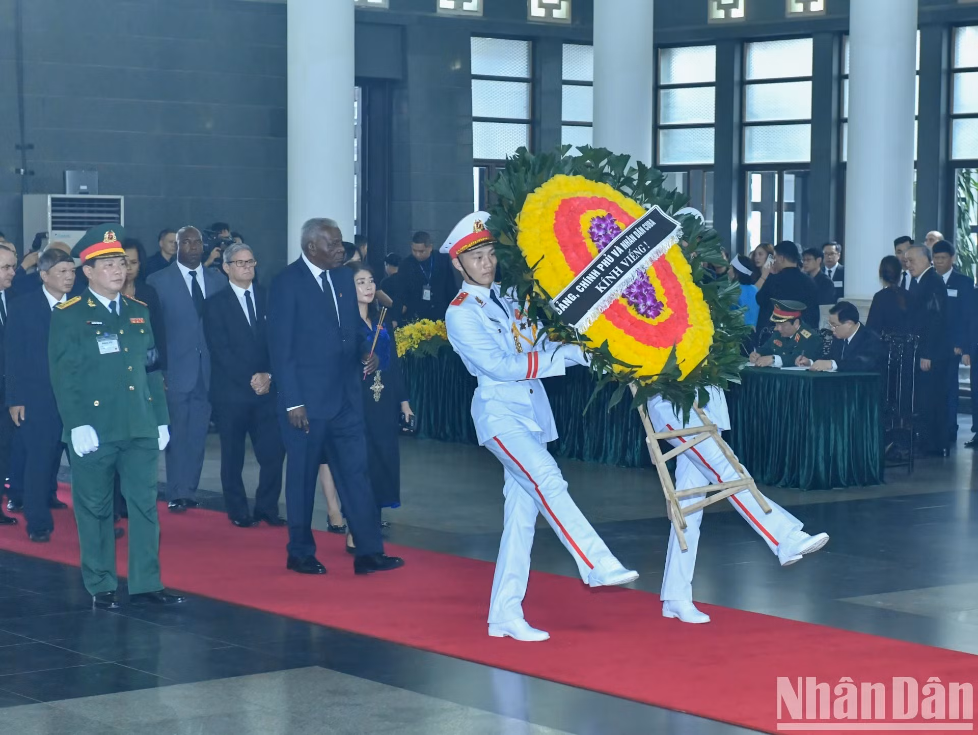 La delegación de Cuba, encabezada por Esteban Lazo Hernández, miembro del Buró Político del Comité Central del Partido Comunista de Cuba y presidente de la Asamblea Nacional del Poder Popular, rinde homenaje al secretario general Nguyen Phu Trong.