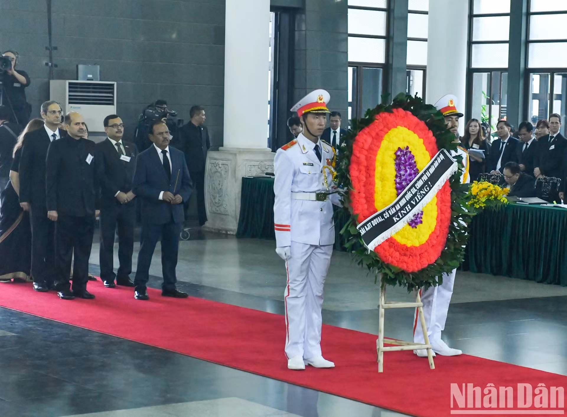 La delegación de la India asiste a las honras fúnebres.
