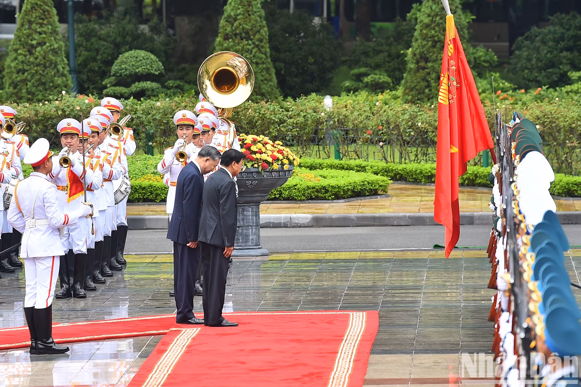 Ambos dirigentes saludan la bandera militar “Determinación para ganar” del Ejército Popular de Vietnam.