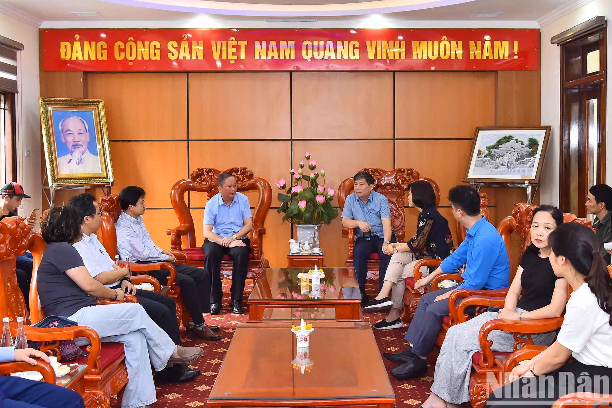 La delegación del Sindicato de Nhan Dan y el de Empleados Públicos de Vietnam recibida por dirigentes de Na Hang.