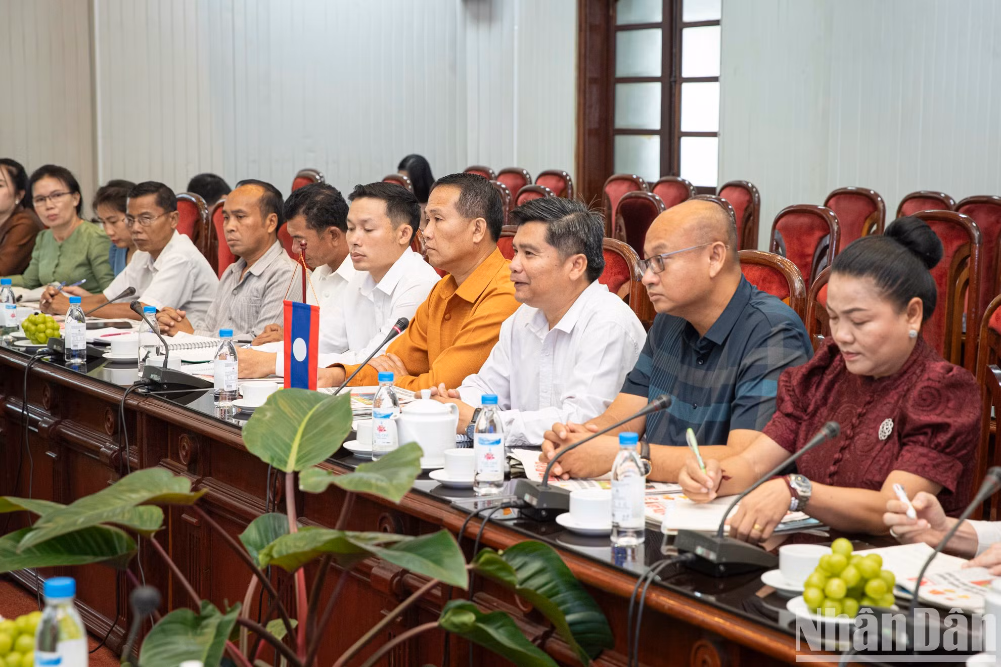 El jefe de la delegación, Olam Chanthavilay, de la Radio Nacional de Laos, interviene.