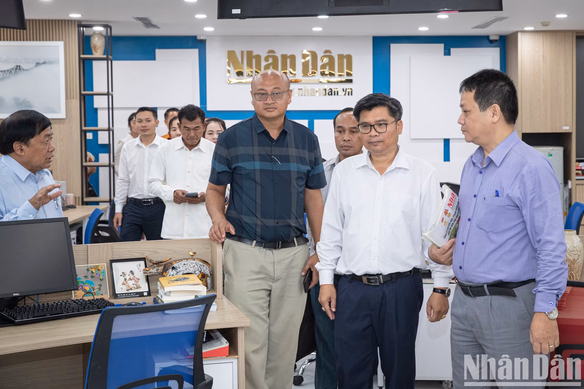 Los delegados visitan la sala de noticias convergente de la Redacción de Nhan Dan Digital.