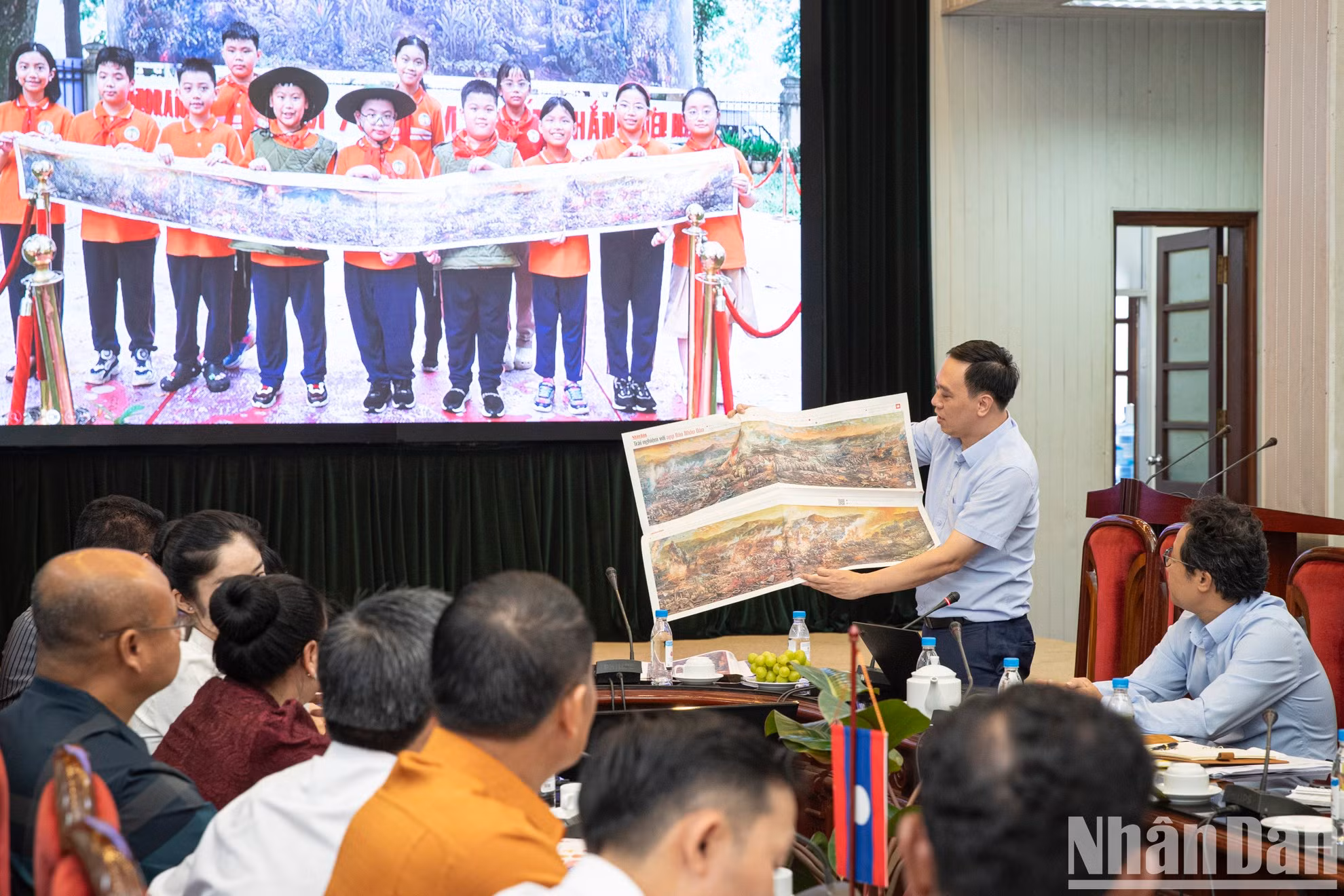 Ngo Viet Anh, subjefe de la Redacción de Nhan Dan Digital, presenta sobre la digitalización y el periodismo multiplataforma.