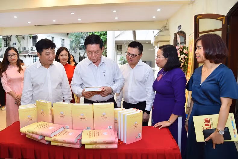 Los dos funcionarios recorren el área expositiva del libro.