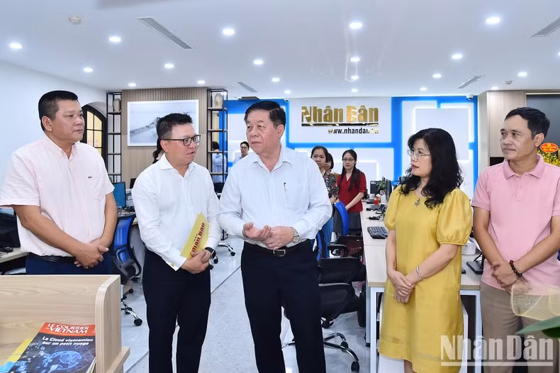 Posteriormente, Trong Nghia visita la sala de noticias convergente de la Redacción de Nhan Dan Digital y le extiende sus felicitaciones por el Día de la Prensa Revolucionaria.