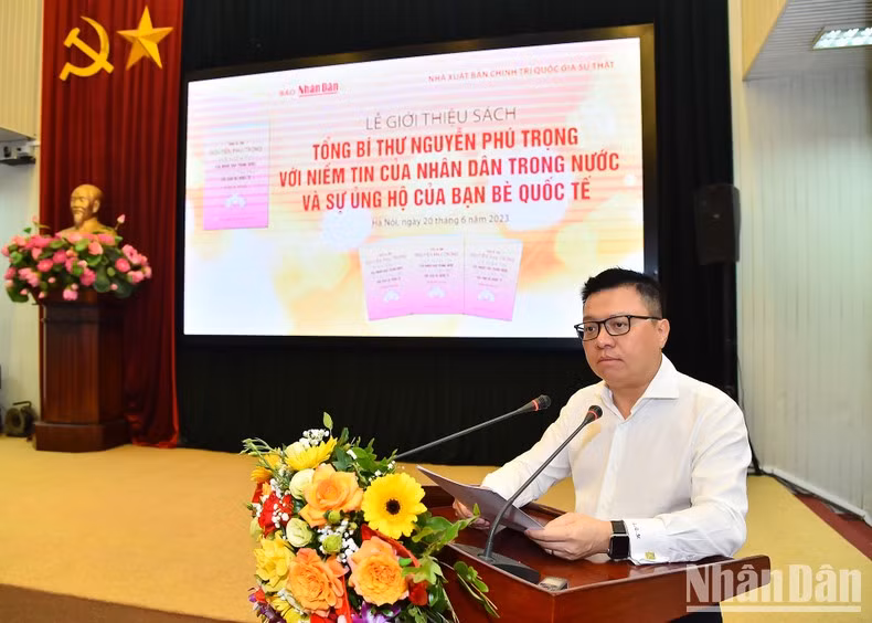 El compañero Le Quoc Minh pronuncia un discurso.