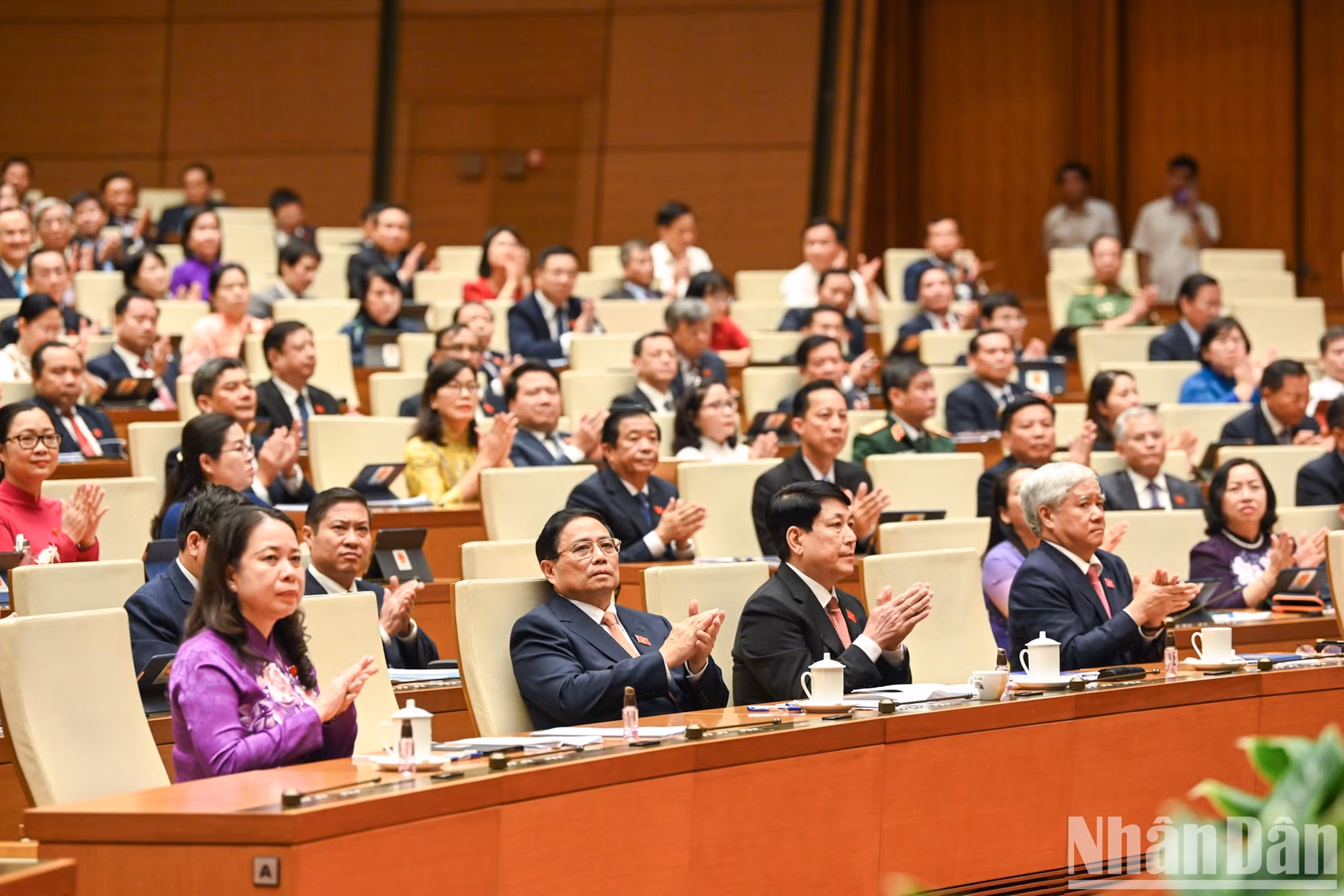 (Primera fila, de izquierda a derecha) La presidenta interina de Vietnam, Vo Thi Anh Xuan; el primer ministro del Gobierno, Pham Minh Chinh; el miembro permanente del Secretariado del Comité Central del Partido y jefe de la Dirección General de Política del Ejército Popular, Luong Cuong; el presidente del Comité Central del Frente de la Patria, Do Van Chien.