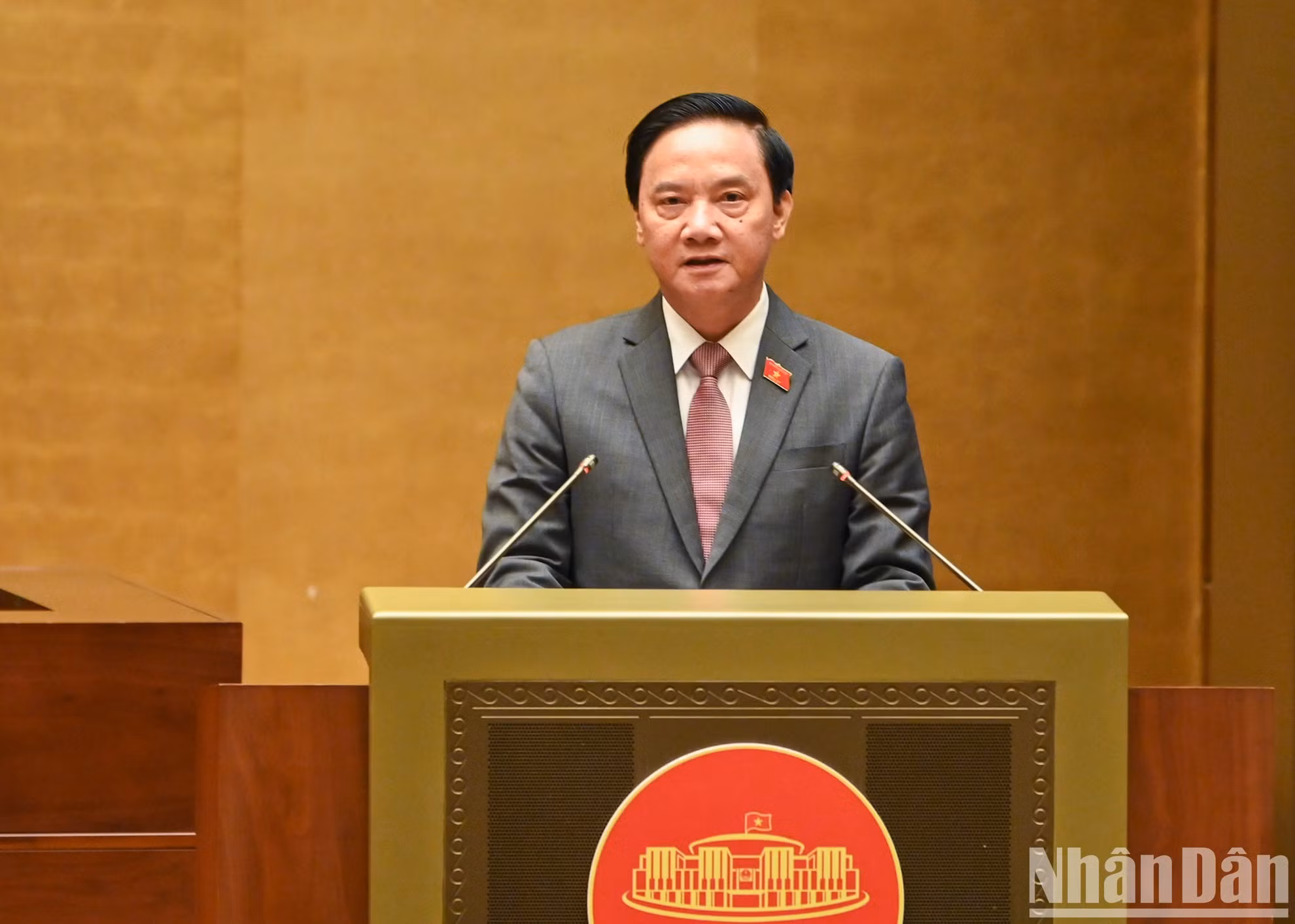 El vicepresidente de la AN Nguyen Khac Dinh dirige el acto de juramento.