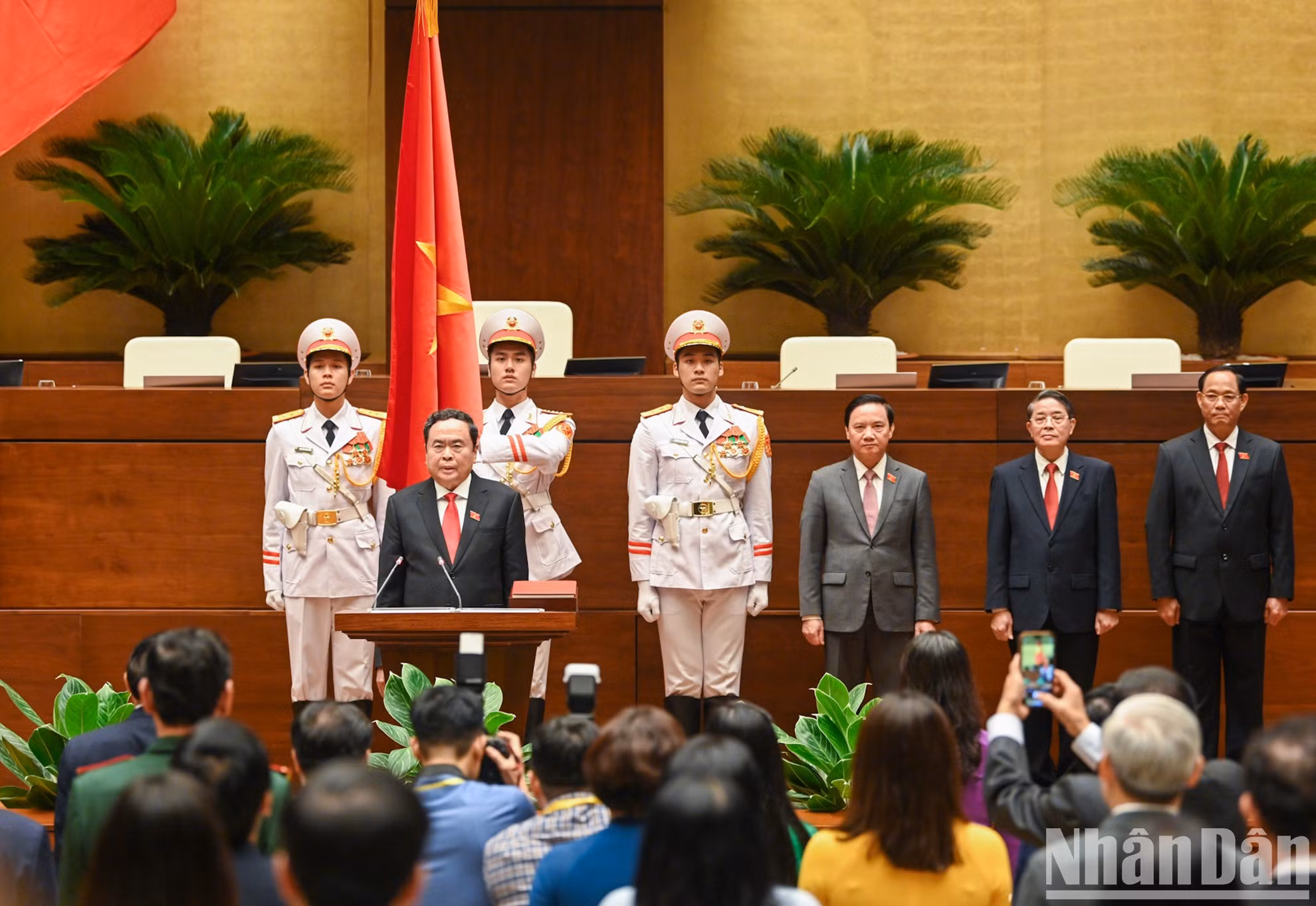 El protocolo tiene lugar en la Sala de Reuniones de Dien Hong, en la Casa Parlamentaria, Hanói.