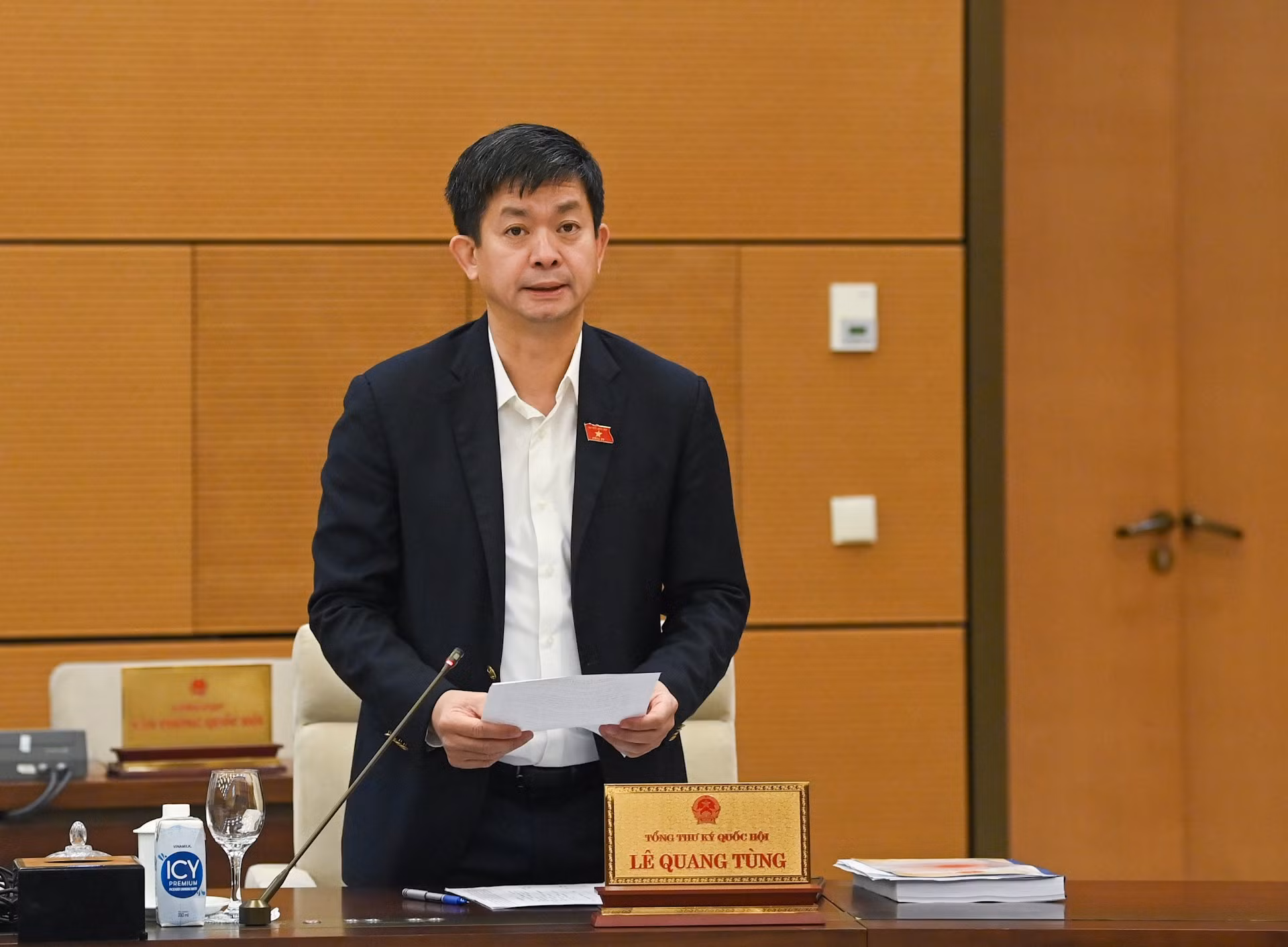 El secretario general y jefe de la Oficina Parlamentaria, Le Quang Tung.