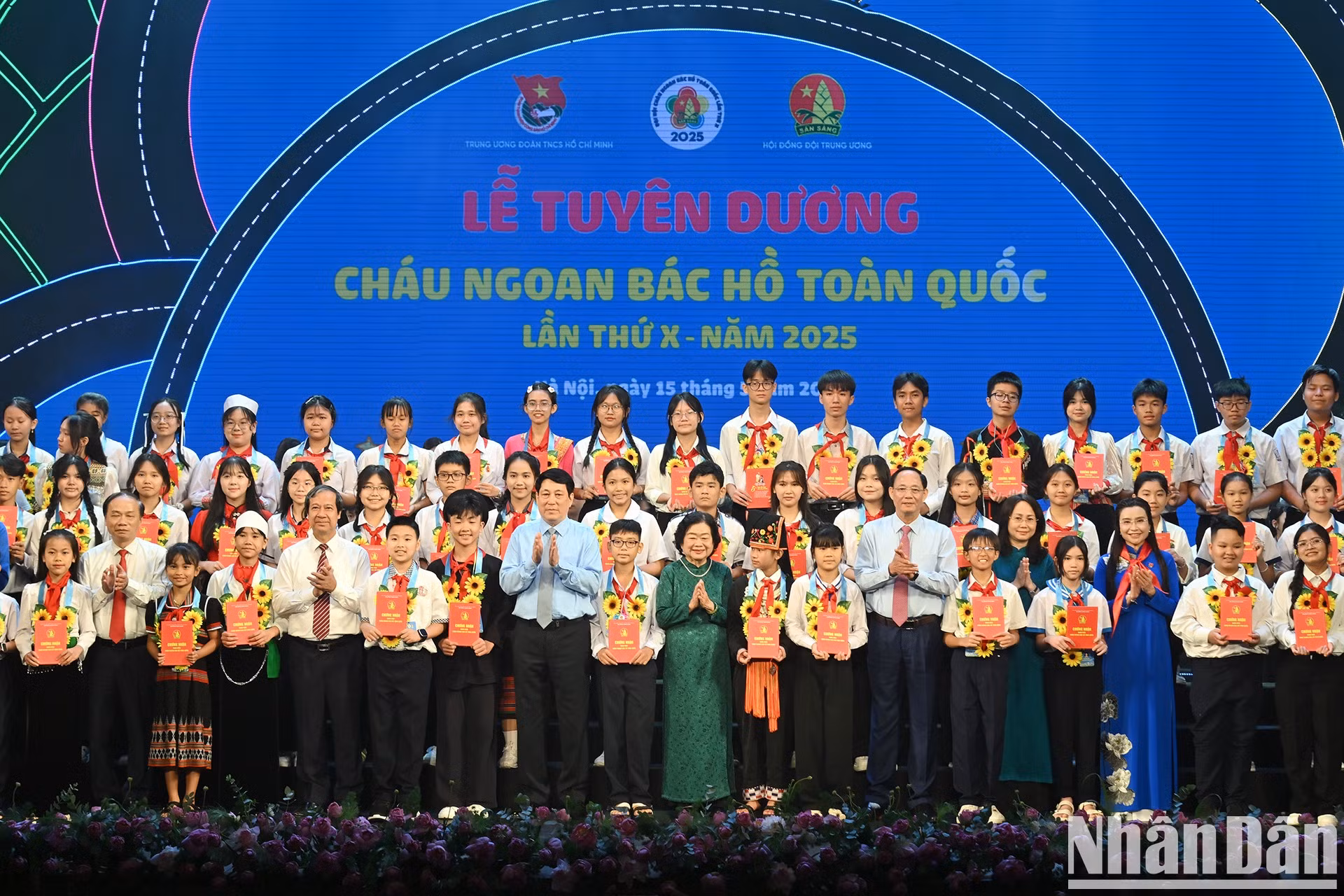 El presidente Luong Cuong entrega de manera simbólica retratos del Tío Ho y becas a los niños y adolescientes sobresalientes.