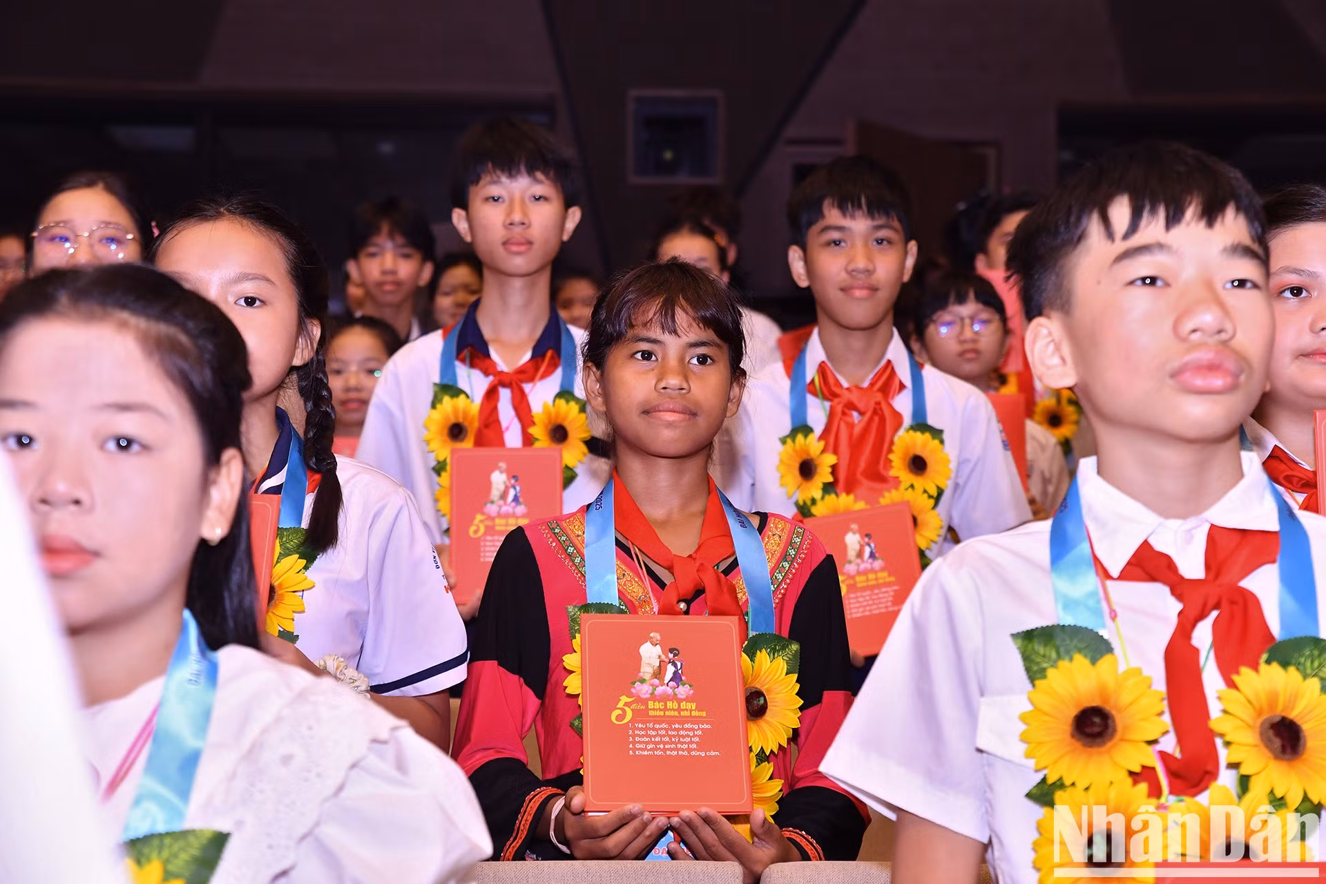 Los pequeños delegados han participado en numerosas actividades enmarcadas en la cita como una ceremonia de rendición de cuentas al Presidente Ho Chi Minh, el acto de entrega del Premio Kim Dong para el año académico 2024-2025, y excursiones a la Zona de Reliquias en el Palacio Presidencial, el Museo Ho Chi Minh y el Museo de Historia Militar de Vietnam.
