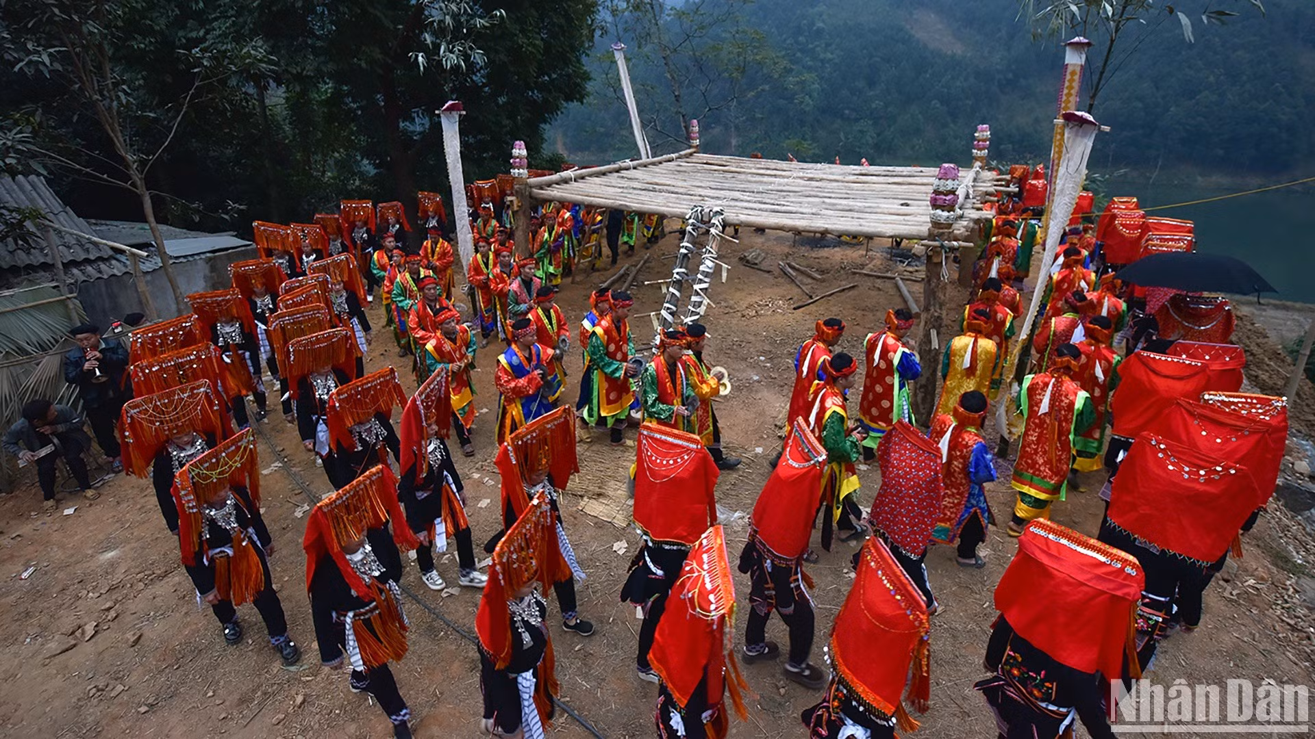 A principios de este año, se celebra por primera vez el "cap sac" de 12 velas para 62 parejas en la aldea de Khe Hop, comuna de Mo Vang, como representación de la unidad y la conciencia sobre la conservación de la cultura comunitaria.