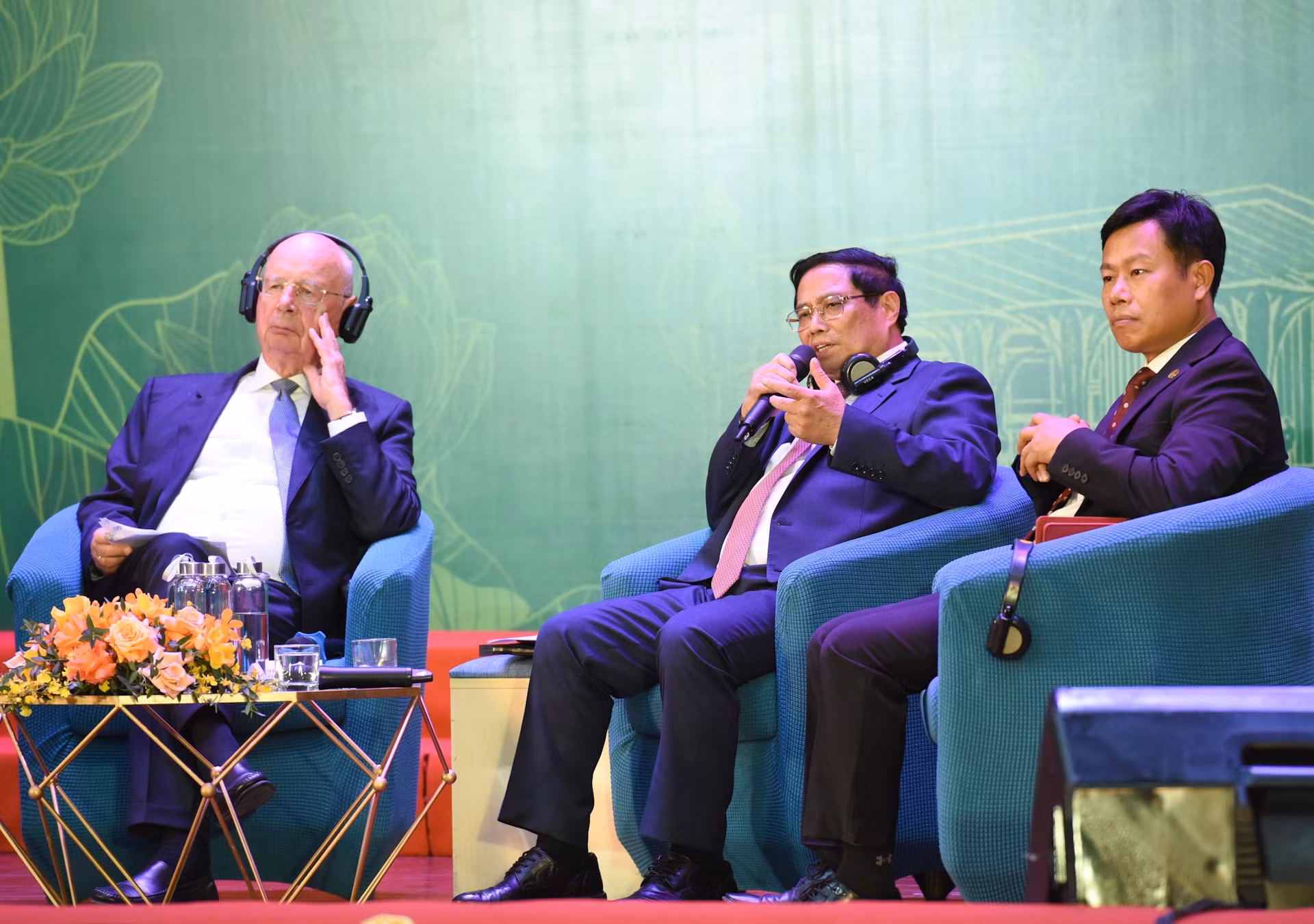 El premier Pham Minh Chinh esclarece dudas de los estudiantes.