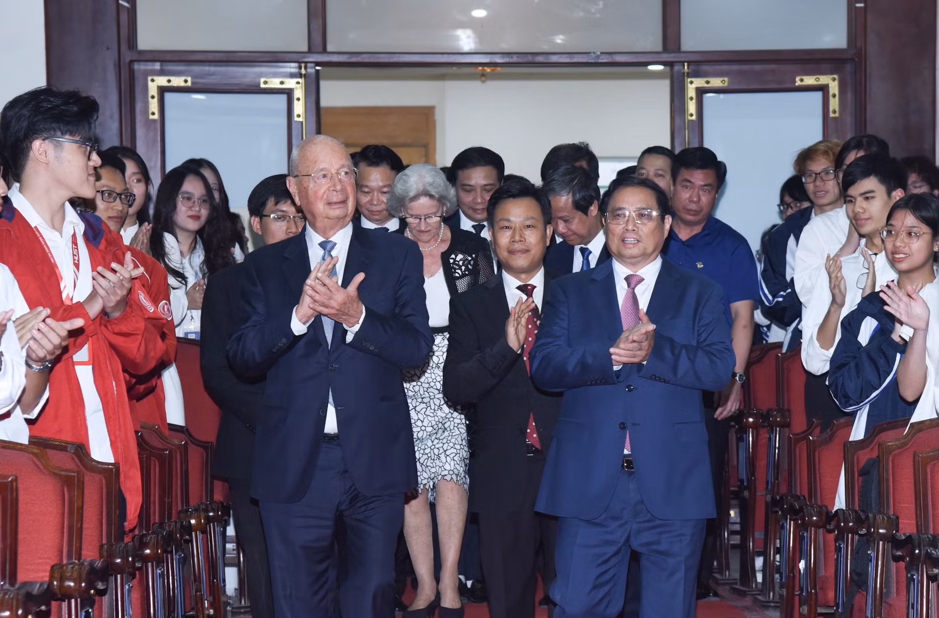 El primer ministro de Vietnam, Pham Minh Chinh, y el profesor Klaus Schwab, fundador y presidente ejecutivo del FEM, llegan al evento, efectuado en la Universidad Nacional de Hanói.
