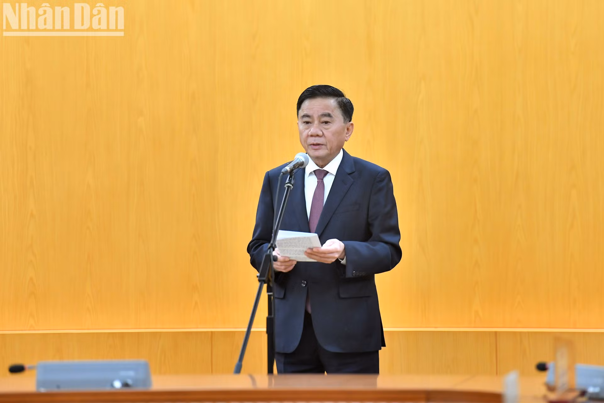 El compañero Tran Cam Tu habla en el acto.