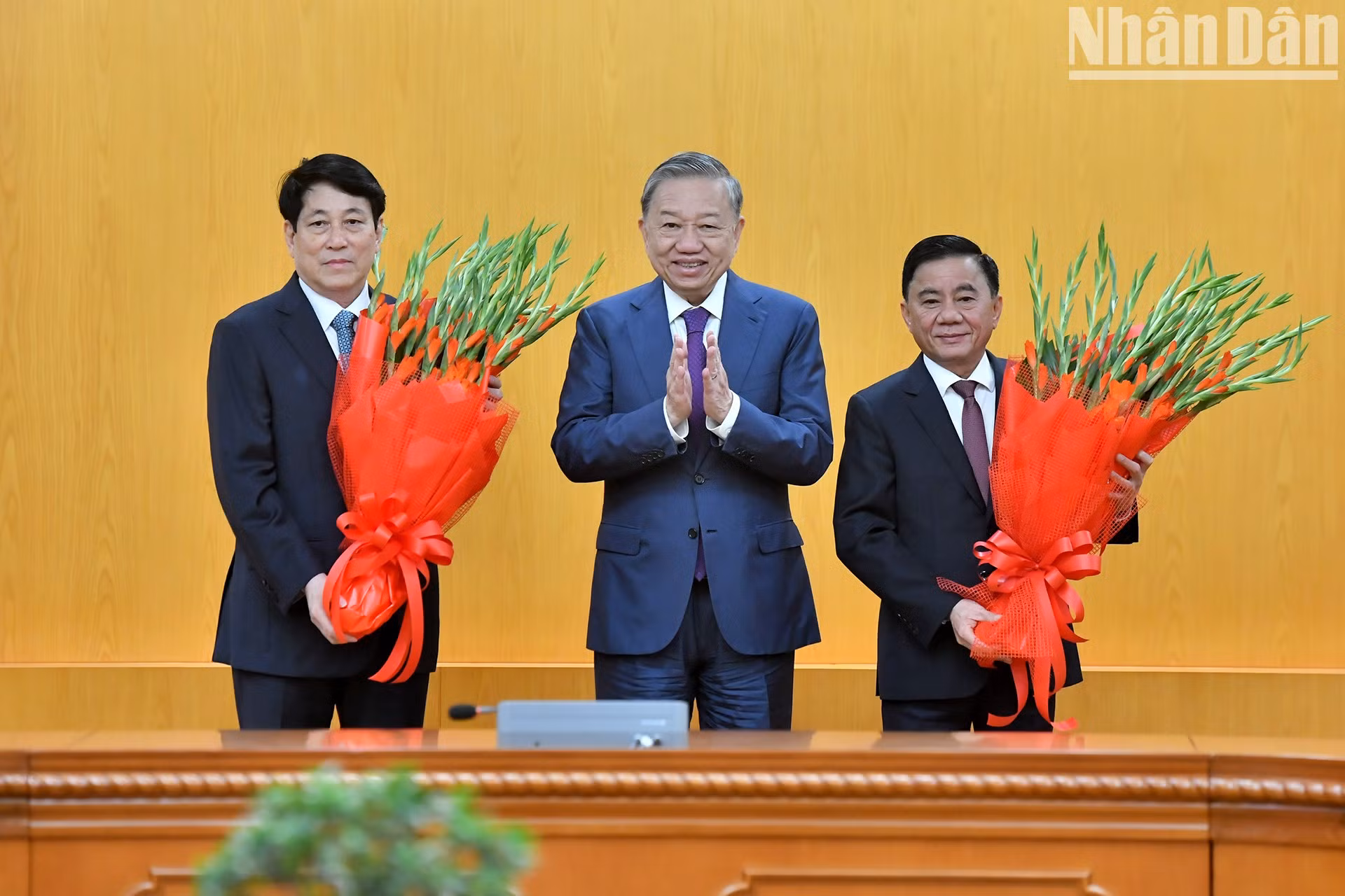 El líder partidista entrega flores a los compañeros Luong Cuong, miembro del Buró Político y presidente de Estado, y Tran Cam Tu, integrante del Buró Político, miembro permanente del Secretariado y jefe de la Comisión de Control Disciplinario del Comité Central del PCV.