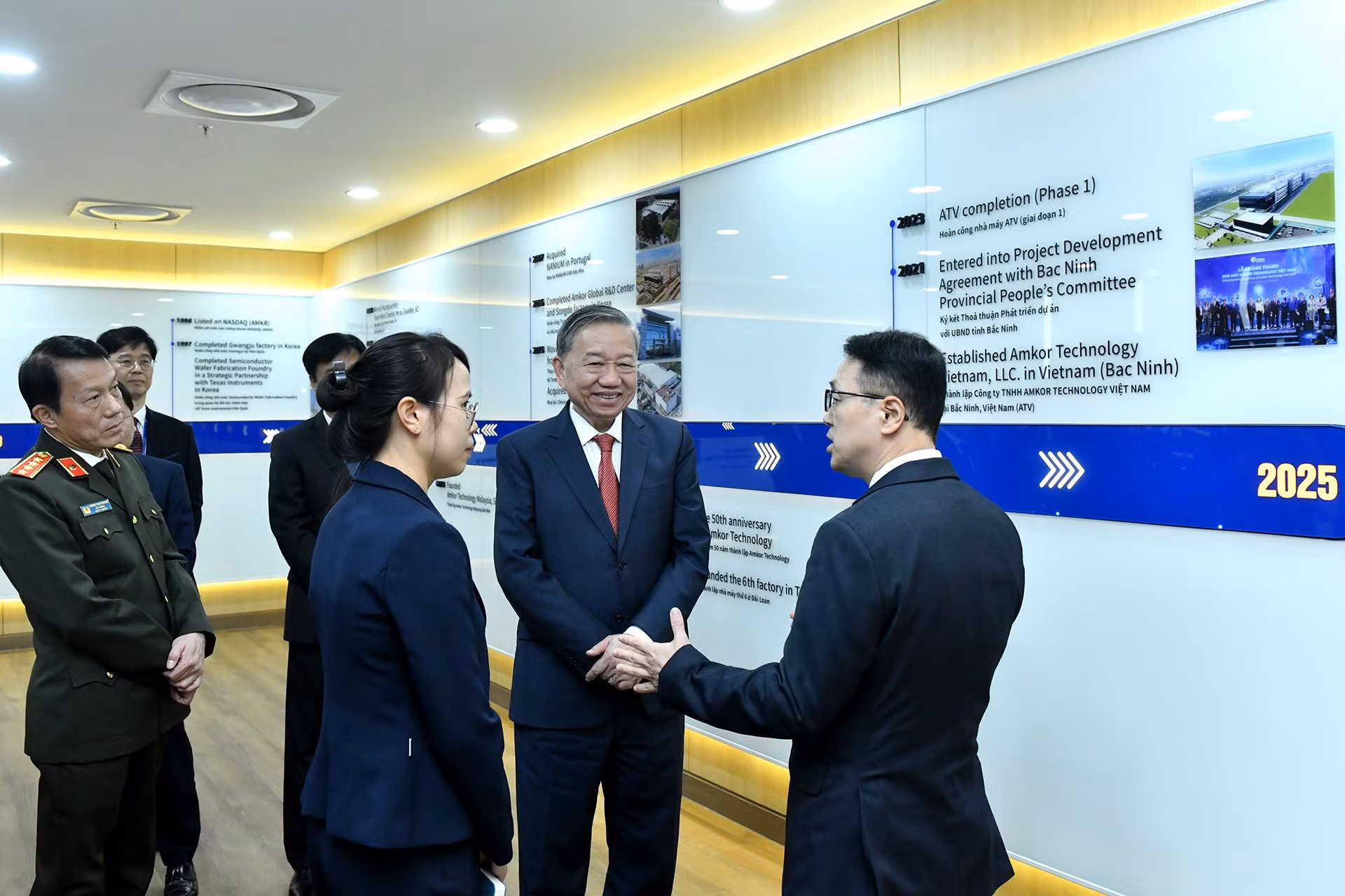 El secretario general To Lam visita la fábrica de Amkor Technology Vietnam.