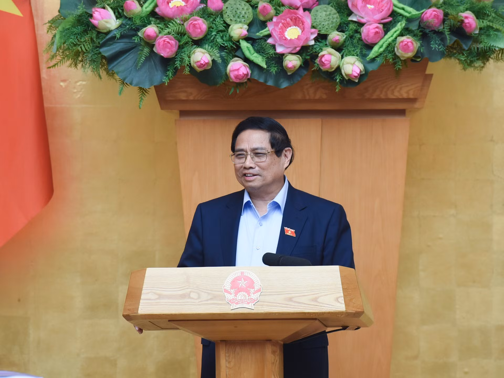 El primer ministro Pham Minh Chinh conduce la reunión.