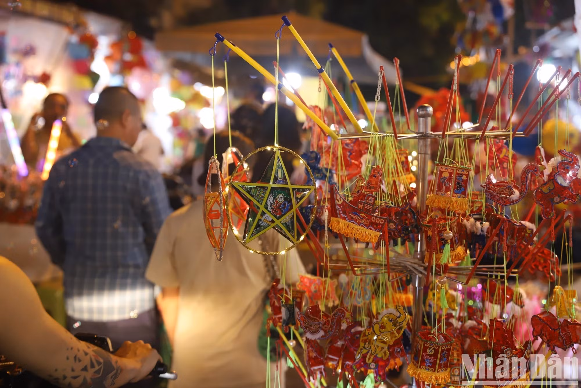 Hang Ma es famosa por sus tiendas de ornamentos y artículos festivos. Se hallan a la venta allí una amplia gama de juguetes tradicionales en ocasión de este Festival del Medio Otoño. Hang Ma es famosa por sus tiendas de ornamentos y artículos festivos. Se hallan a la venta allí una amplia gama de juguetes tradicionales en ocasión de este Festival del Medio Otoño.