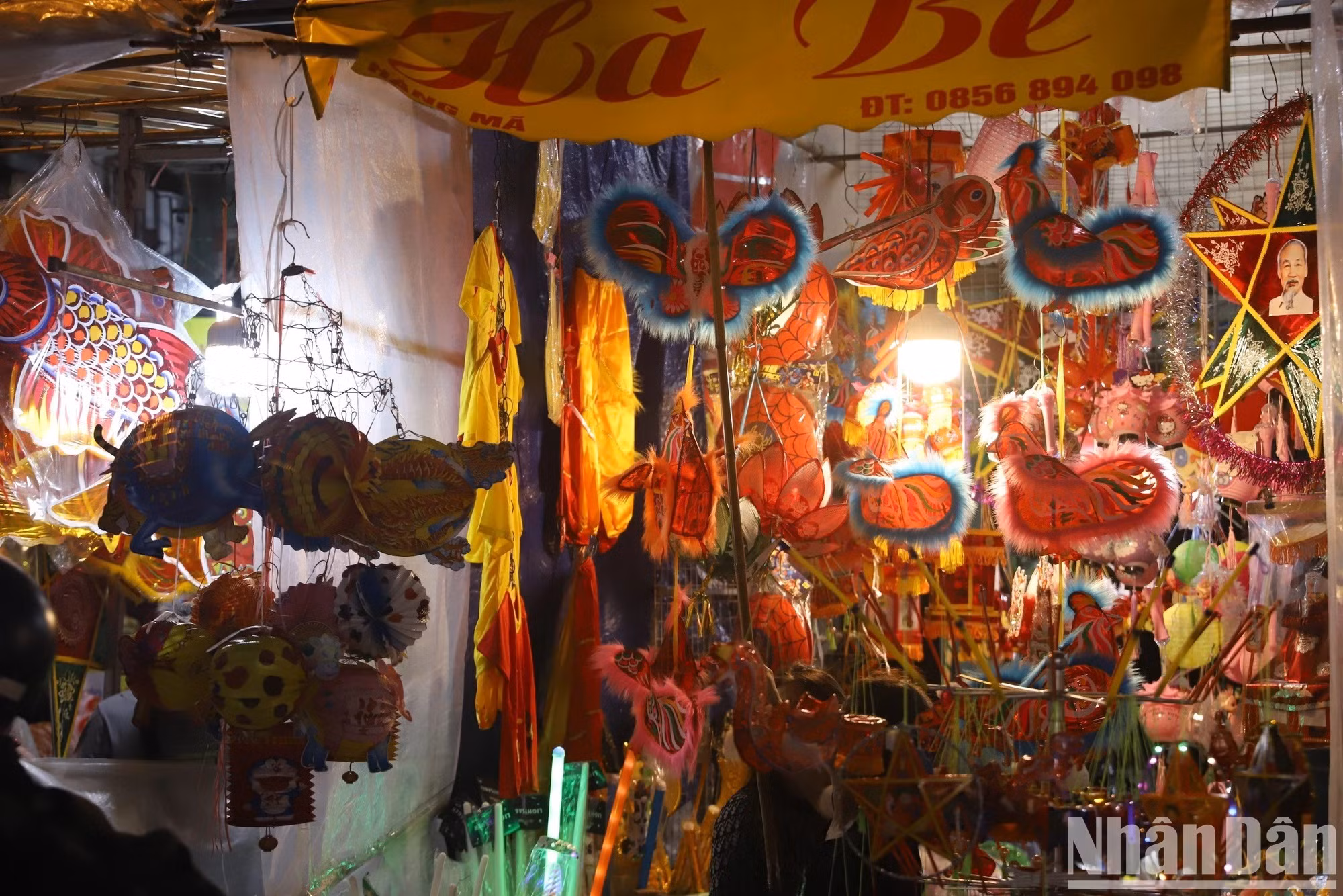Al anochecer, Hang Ma queda iluminada por miles de linternas y otros objetos típicos del festejo. Al anochecer, Hang Ma queda iluminada por miles de linternas y otros objetos típicos del festejo.