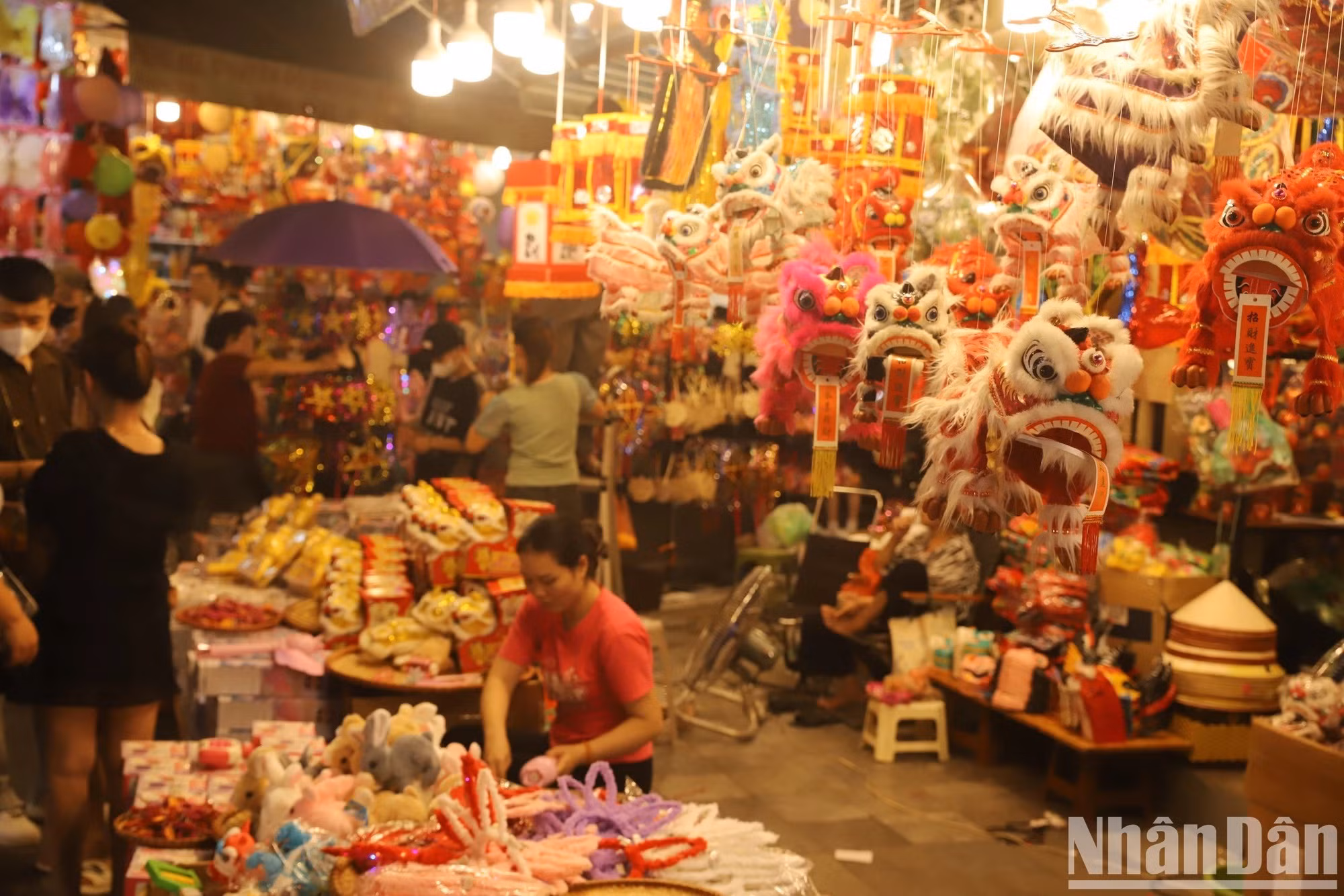 Según una vendedora, la gente prefiere productos clásicos como cabeza de león y máscaras al estilo tradicional. Según una vendedora, la gente prefiere productos clásicos como cabeza de león y máscaras al estilo tradicional.