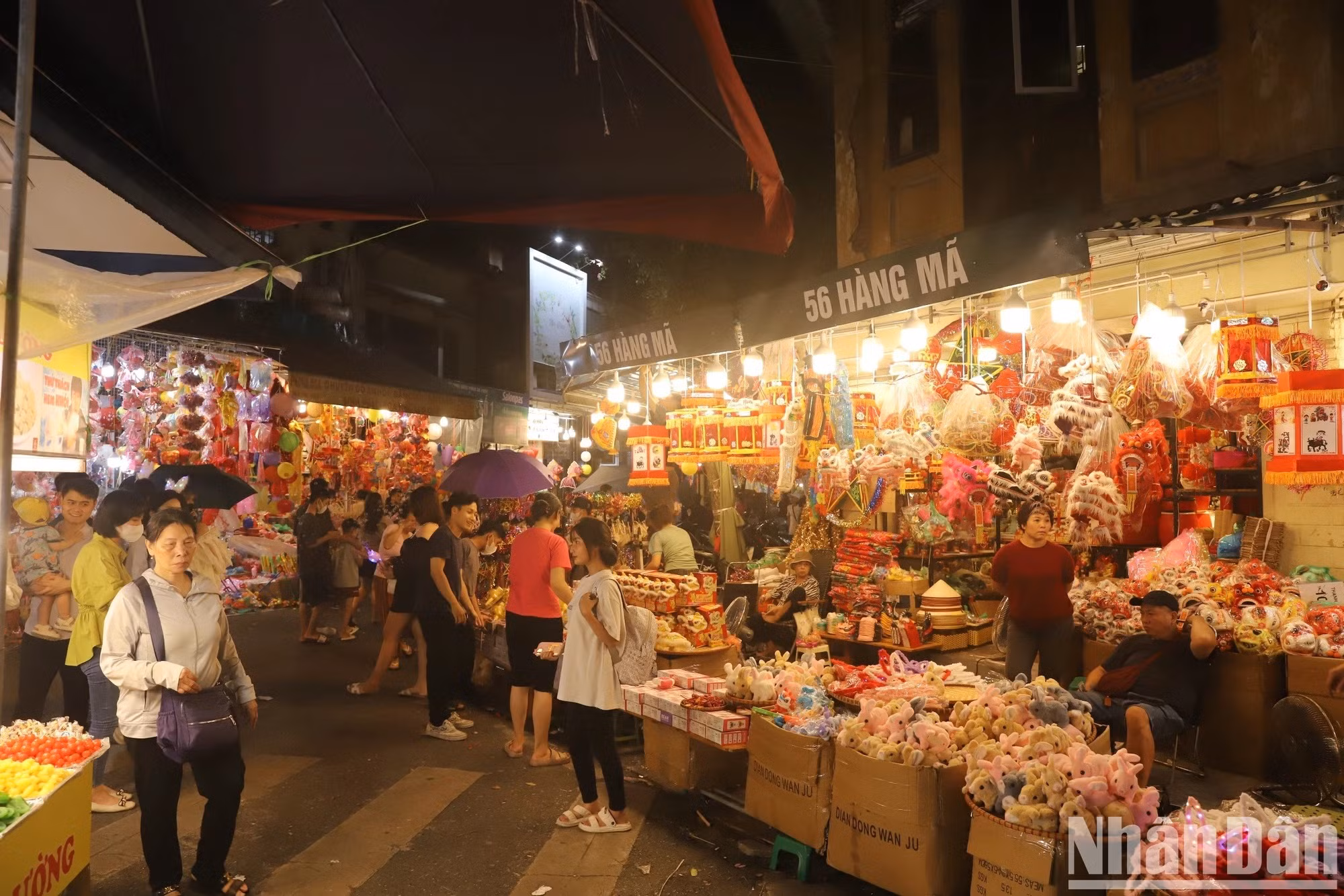 La calle de Hang Ma se torna bulliciosa cada vez que llega una festividad de gran envergadura como esta. La calle de Hang Ma se torna bulliciosa cada vez que llega una festividad de gran envergadura como esta.