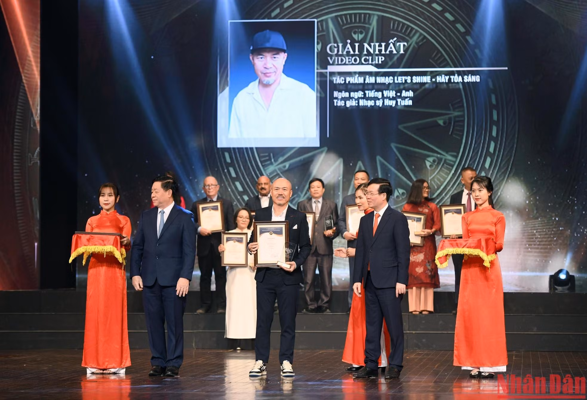 El compositor musical Huy Tuan recibió el Primer premio en la categoría de Videoclips con ‘Let’s shine - Hãy toả sáng’, el himno oficial de los XXXI Juegos Deportivos del Sudeste Asiático (SEA Games 31). El compositor musical Huy Tuan recibió el Primer premio en la categoría de Videoclips con ‘Let’s shine - Hãy toả sáng’, el himno oficial de los XXXI Juegos Deportivos del Sudeste Asiático (SEA Games 31).