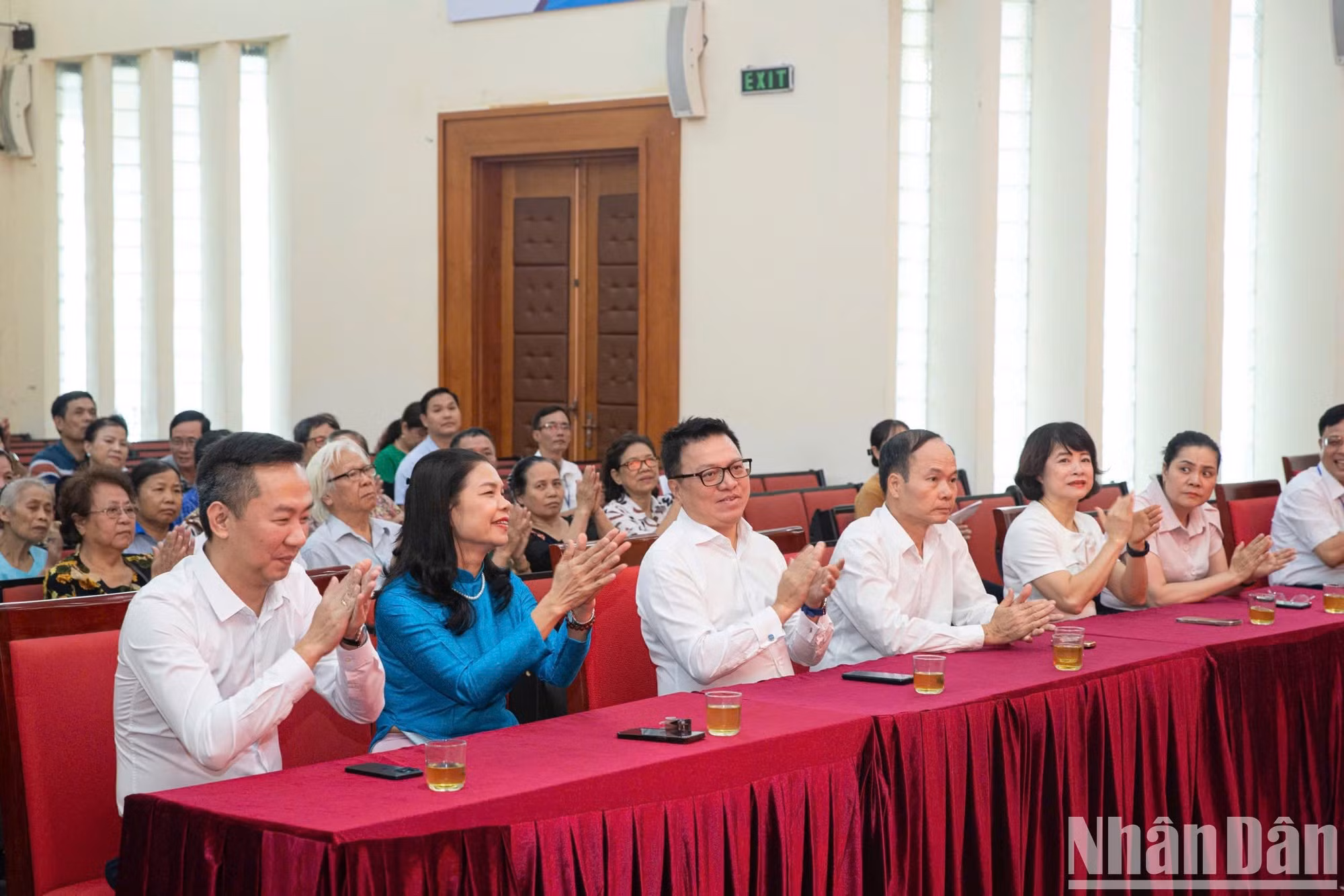 Le Quoc Minh (primera fila, tercero desde la izquierda), también subjefe de la Comisión de Comunicación y Educación del Comité Central del Partido y titular de la Asociación Nacional de Periodistas; Dang Thi Phuong Hoa, vicepresidenta del Frente de la Patria en Hanói (segunda desde la izquierda), y dirigentes de las localidades implicadas en el programa.