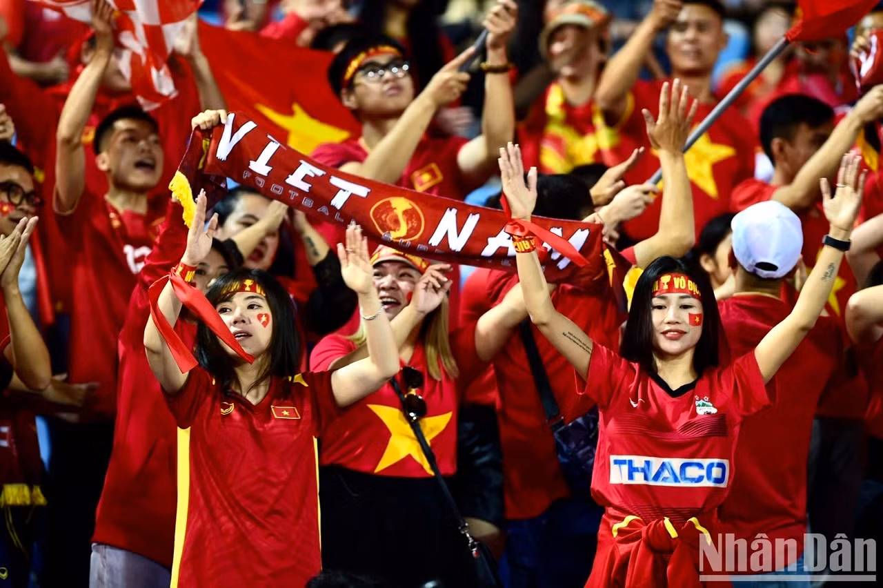 El rojo impera en las gradas del estadio nacional de My Dinh (Vietnam).