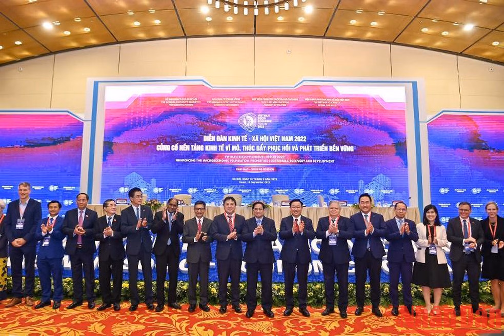 El jefe de Gobierno y el titular del Legislativo posan junto con los delegados.