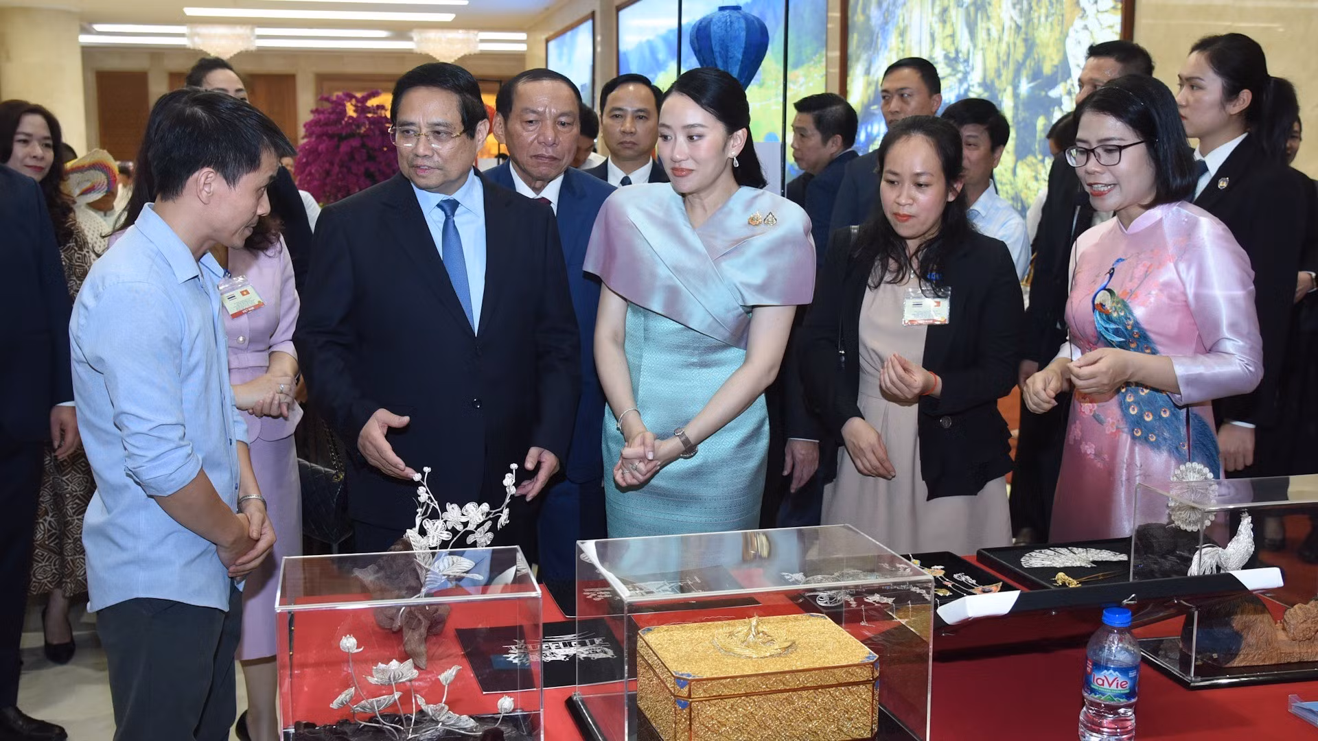 Los dos jefes de Gobierno escuchan sobre productos de artesanía y bellas artes representativos de la cultura vietnamita. Los dos jefes de Gobierno escuchan sobre productos de artesanía y bellas artes representativos de la cultura vietnamita.