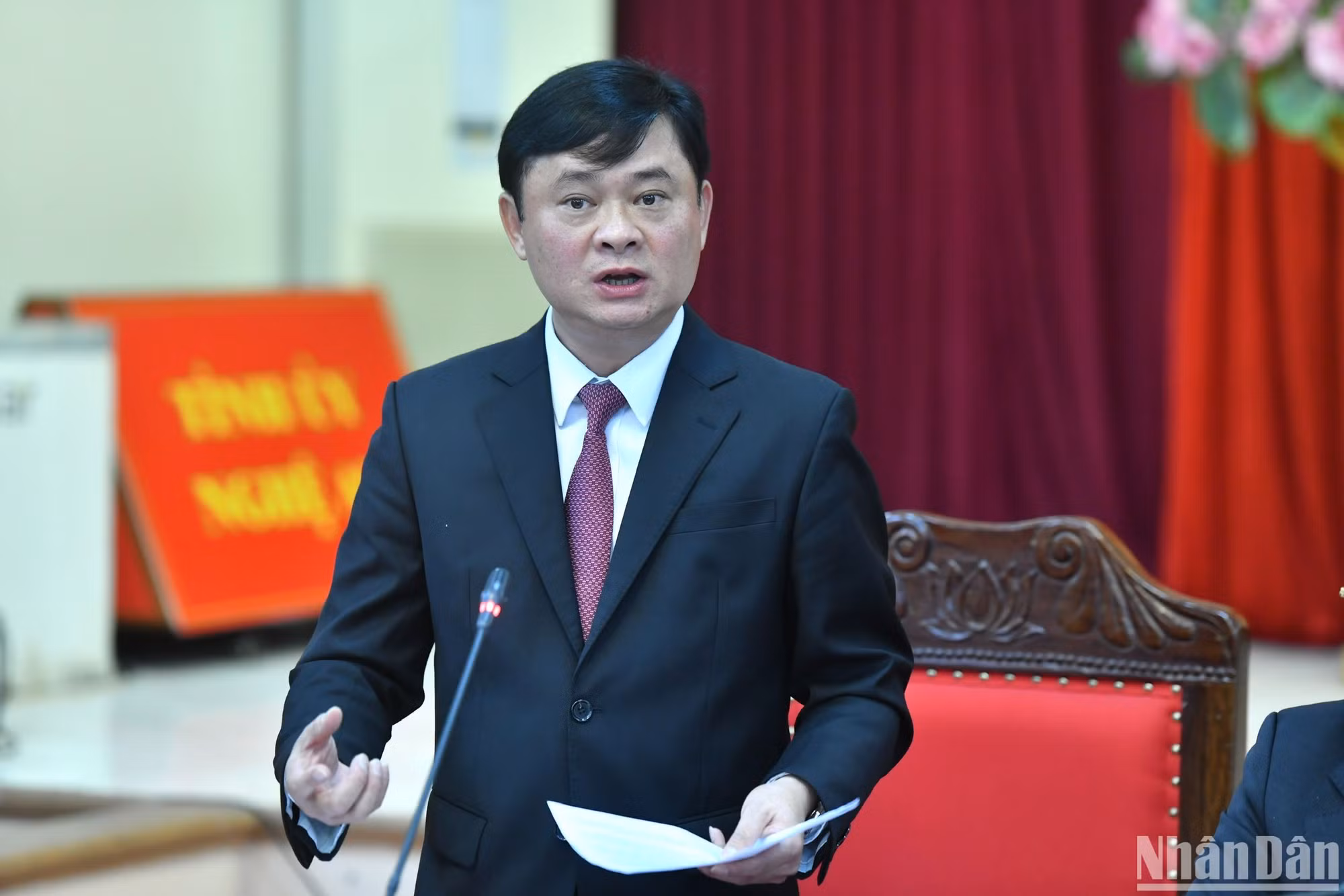 El funcionario también agradece el respaldo de Nhan Dan a la política de Nghe An a favor de la construcción de casas para los pobres. El funcionario también agradece el respaldo de Nhan Dan a la política de Nghe An a favor de la construcción de casas para los pobres.
