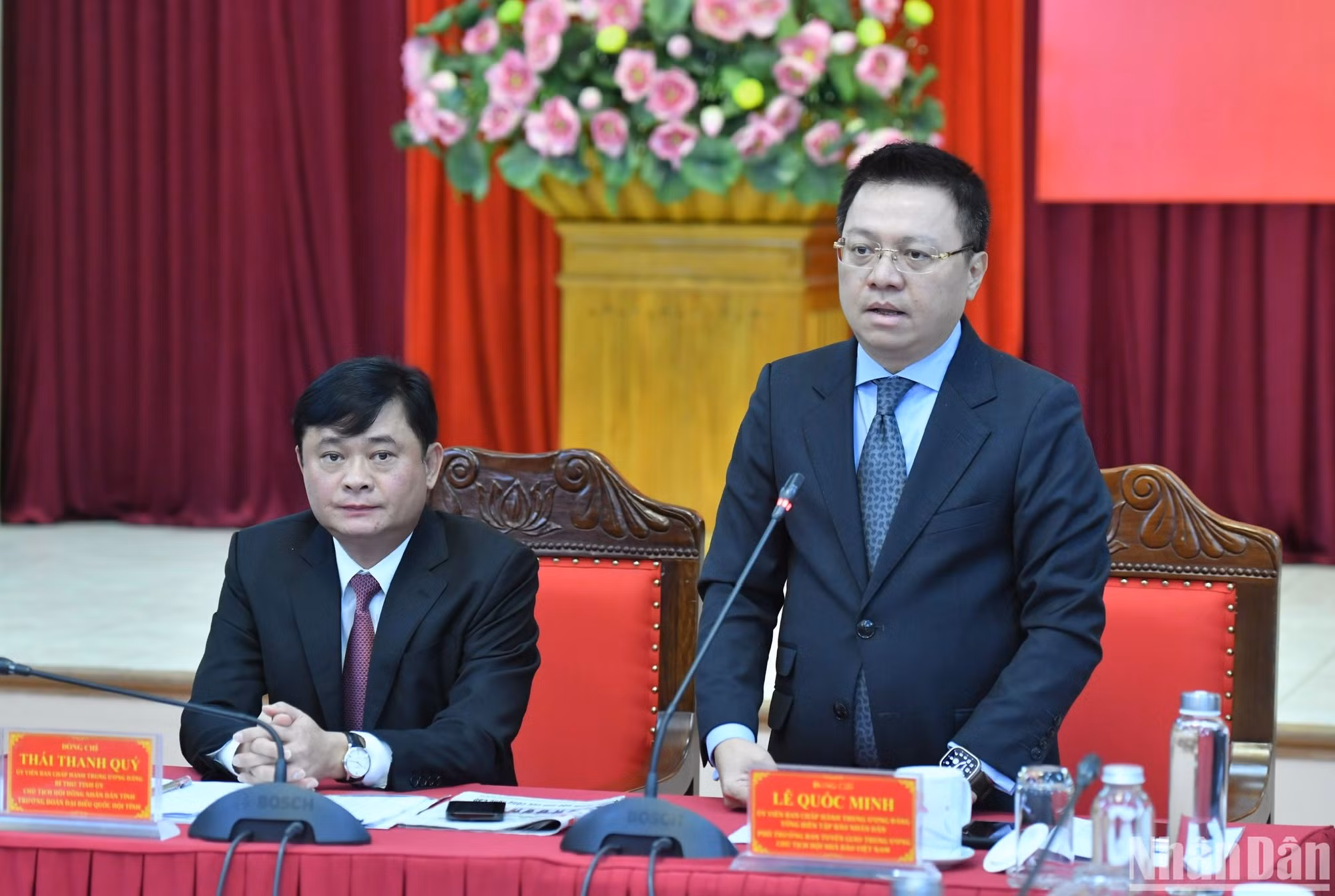 En su intervención, el dirigente de Nhan Dan felicita los logros de Nghe An en los últimos años. En su intervención, el dirigente de Nhan Dan felicita los logros de Nghe An en los últimos años.