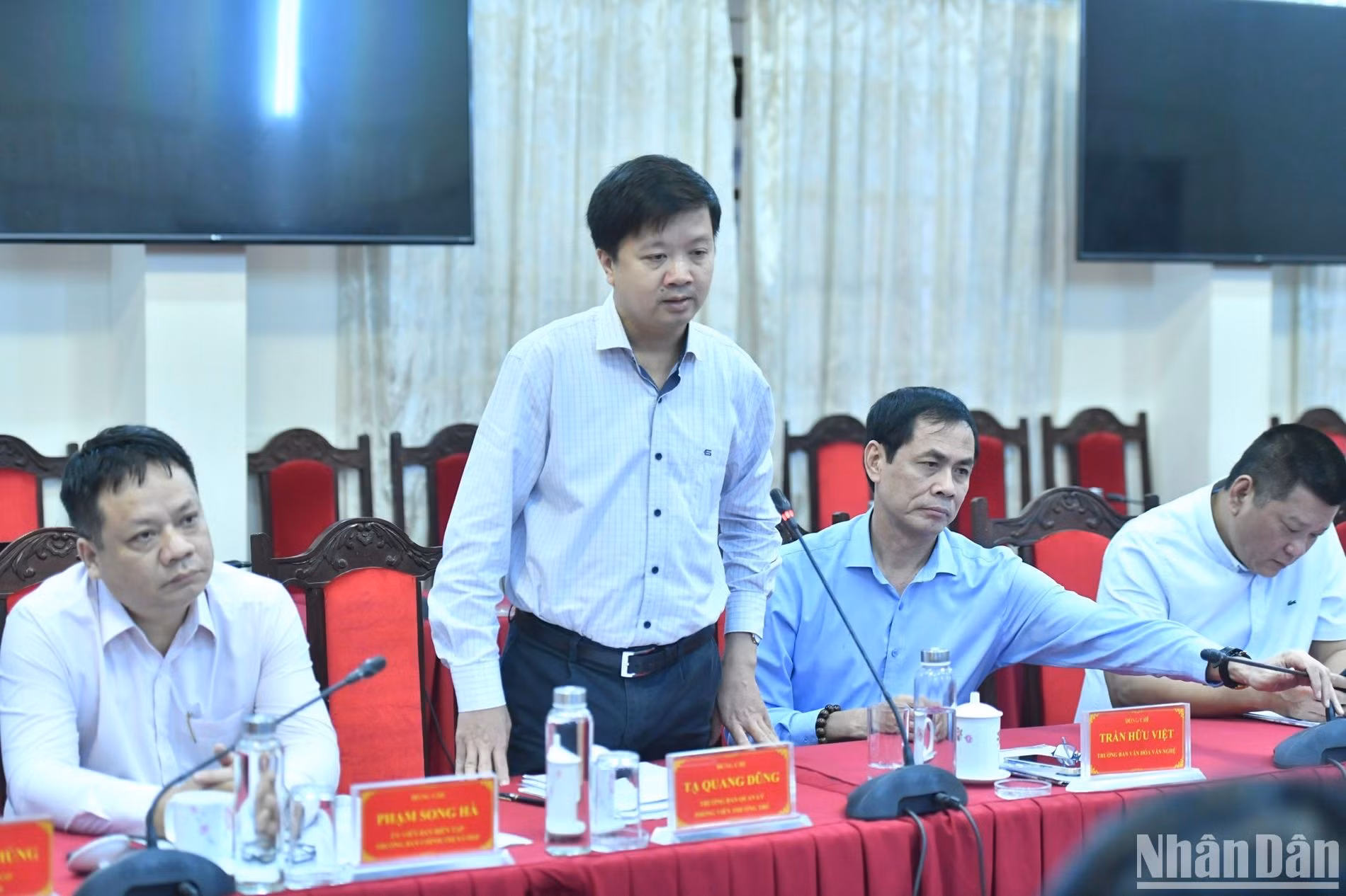 El jefe de la Administración de Corresponsales de Nhan Dan, Ta Quang Dung. El jefe de la Administración de Corresponsales de Nhan Dan, Ta Quang Dung.