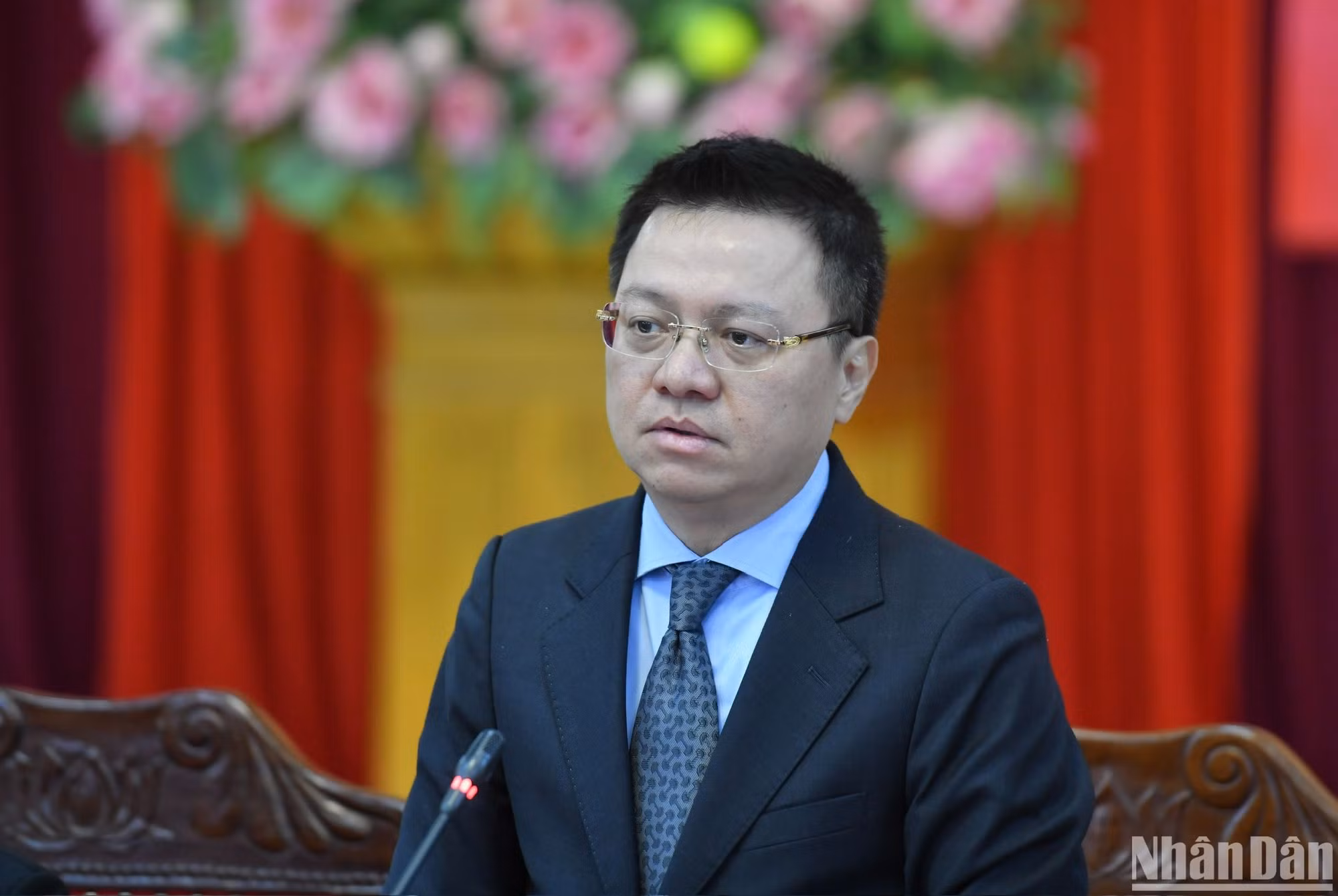 Al revisar la drástica renovación de su periódico en tiempos recientes, Quoc Minh expresa su deseo de que las dos partes sigan colaborando estrechamente para aumentar la difusión sobre Nghe An mediante las publicaciones de Nhan Dan. Al revisar la drástica renovación de su periódico en tiempos recientes, Quoc Minh expresa su deseo de que las dos partes sigan colaborando estrechamente para aumentar la difusión sobre Nghe An mediante las publicaciones de Nhan Dan.