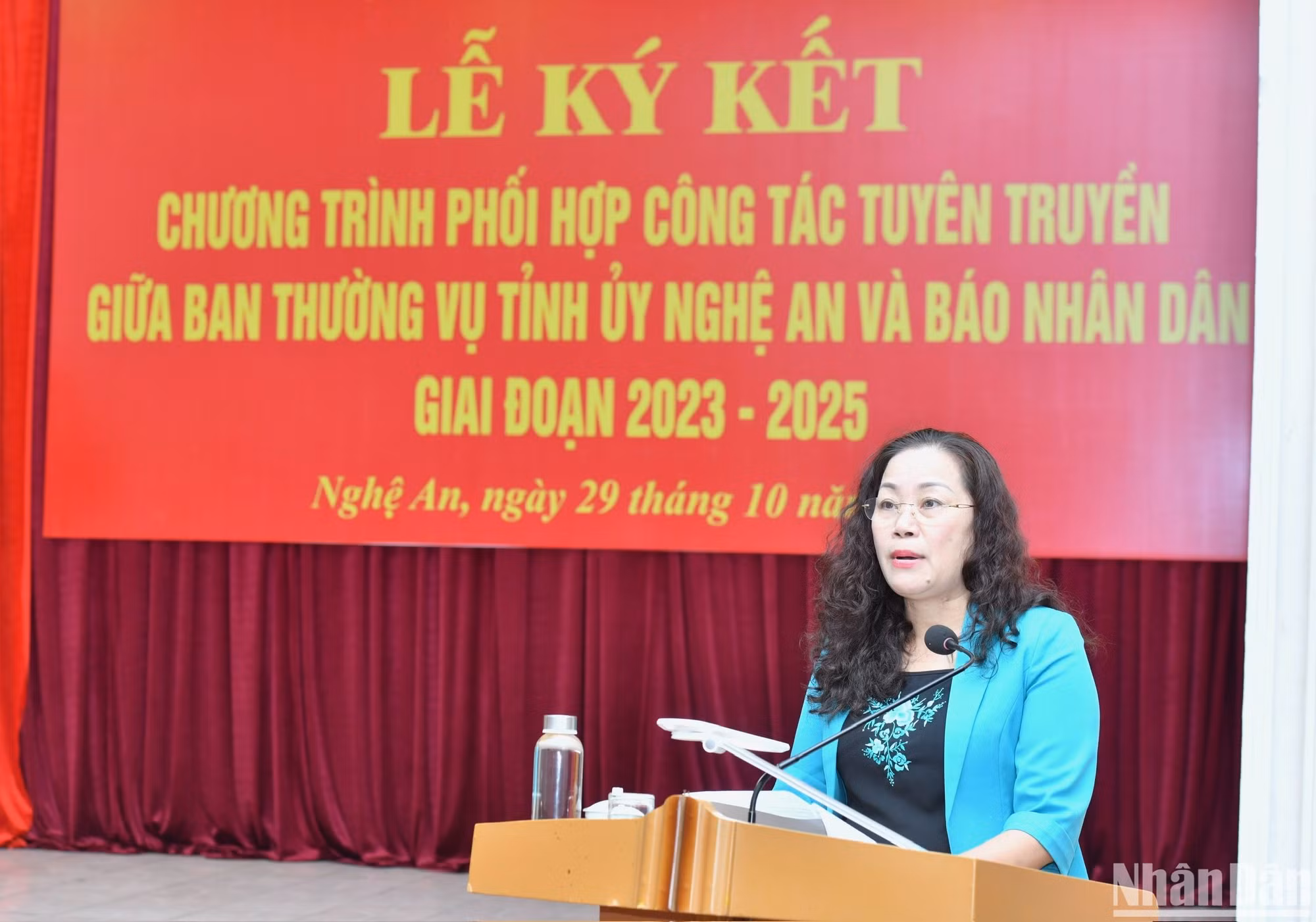 La jefa del Departamento de Comunicación y Educación del Comité partidista provincial, Nguyen Thi Thu Huong, presenta en breve los contenidos del programa. La jefa del Departamento de Comunicación y Educación del Comité partidista provincial, Nguyen Thi Thu Huong, presenta en breve los contenidos del programa.