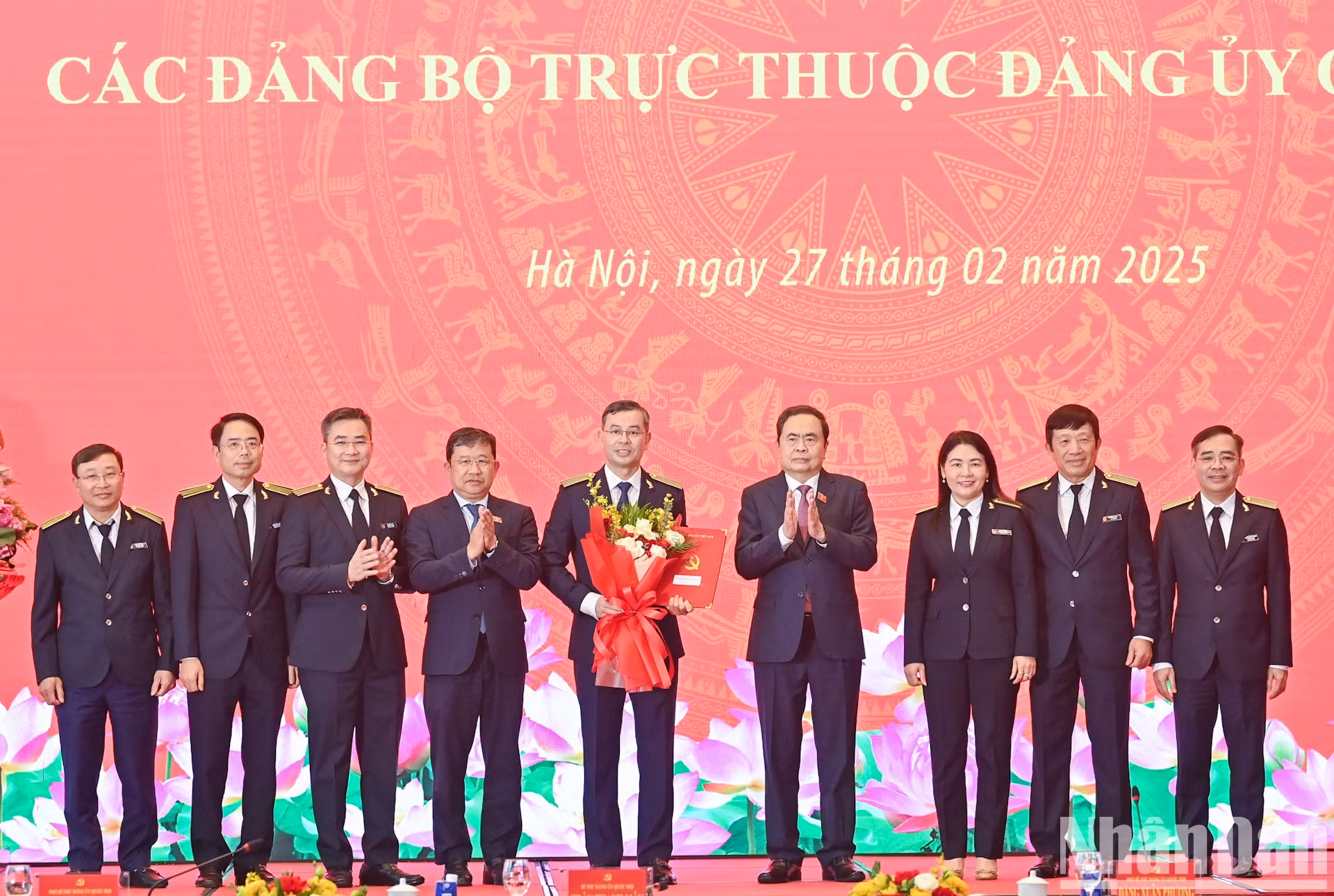 El presidente de la ANV y secretario del Comité del Partido en esa entidad, Tran Thanh Man, entrega la decisión a representantes de la instancia del Partido en la Auditoría Estatal. El presidente de la ANV y secretario del Comité del Partido en esa entidad, Tran Thanh Man, entrega la decisión a representantes de la instancia del Partido en la Auditoría Estatal.