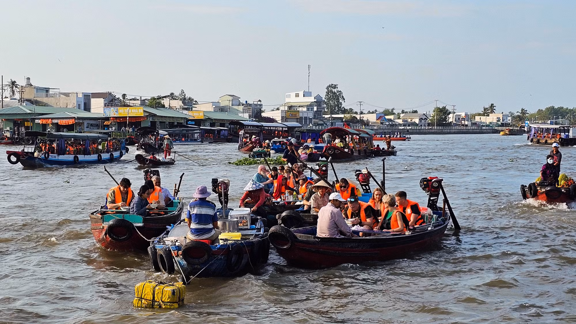 Datos del Servicio de Cultura, Deportes y Turismo de Can Tho muestran que durante los pasados días feriados por el Año Nuevo Lunar, la ciudad recibió unos 398 mil turistas, un aumento interanual del ocho por ciento. Las llegadas a la urbe en 2023 totalizaron casi 5,99 millones (159 mil internacionales), un 17 por ciento más que en 2022.