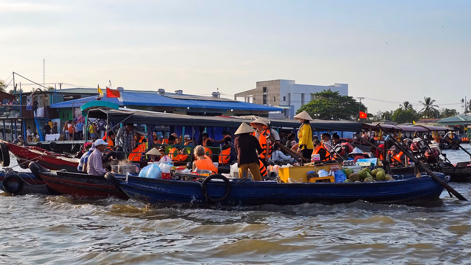 Situado en el río homónimo, el mercado flotante de Cai Rang es conocido desde hace tiempo como un destino único del Delta del río Mekong en Vietnam, particularmente la ciudad de Can Tho.