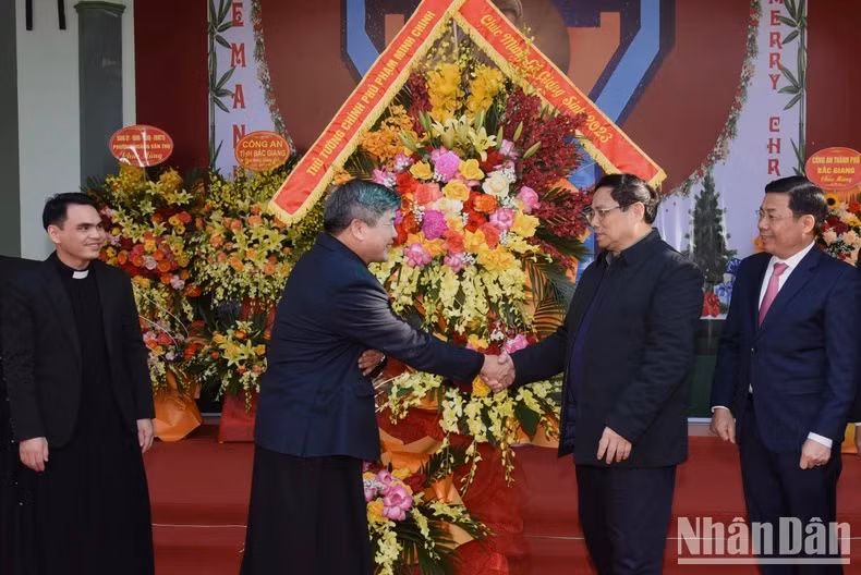 El premier felicita a los sacerdotes y fieles en Bac Giang. El premier felicita a los sacerdotes y fieles en Bac Giang.