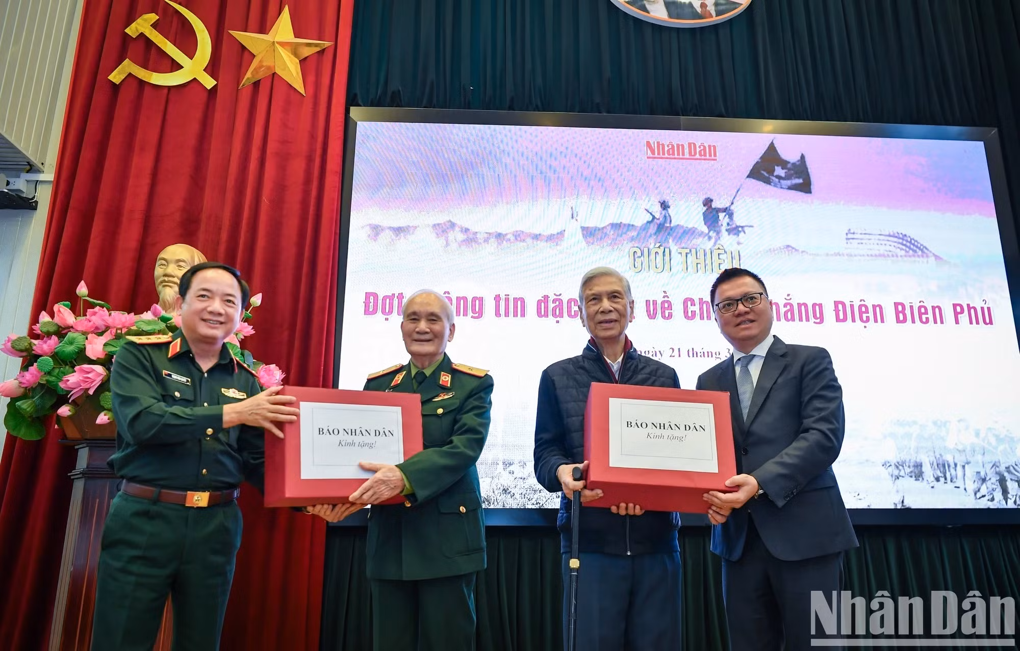 Los compañeros Le Quoc Minh y Trinh Van Quyet entregan regalos de recuerdo a los veteranos de Dien Bien Phu invitados a la ceremonia. Los compañeros Le Quoc Minh y Trinh Van Quyet entregan regalos de recuerdo a los veteranos de Dien Bien Phu invitados a la ceremonia.