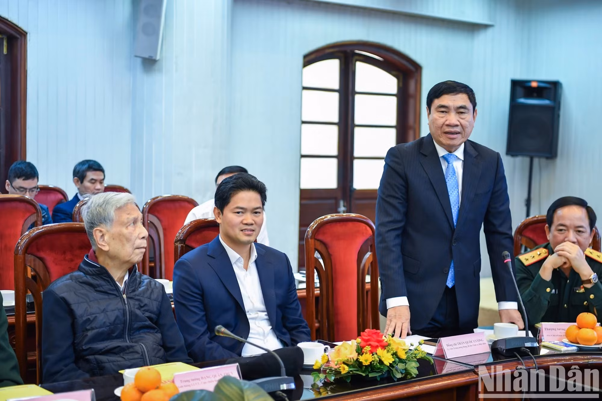 El compañero Tran Quoc Cuong atiende a las dudas de la prensa. El compañero Tran Quoc Cuong atiende a las dudas de la prensa.