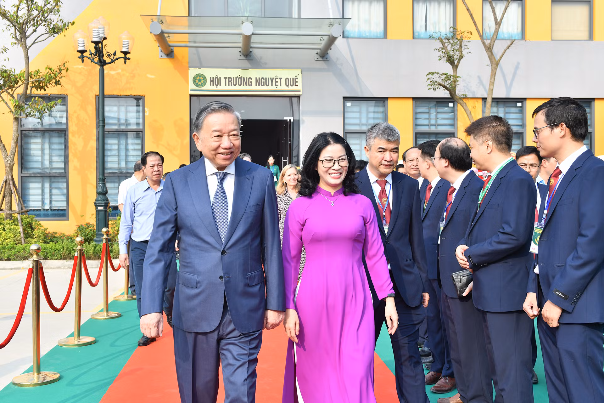 [Foto] Máximo dirigente vietnamita asiste a inauguración de año escolar en Academia de Agricultura