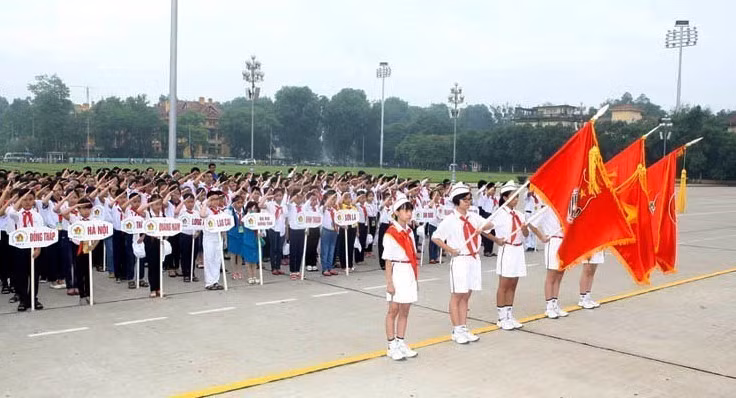 La delegación del Congreso Nacional de Niños Buenos del Tío Ho en su octava edición frente al Mausoleo de Ho Chi Minh (2015).