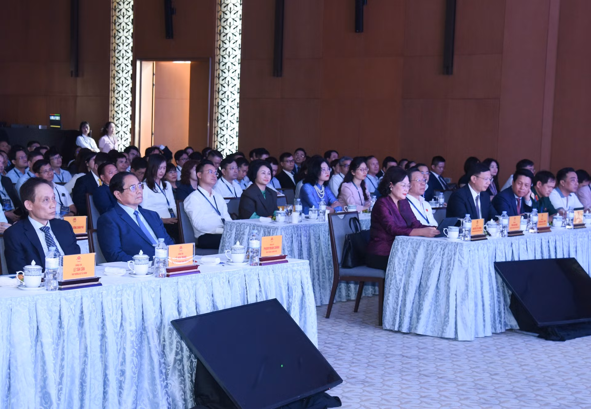 El primer ministro Pham Minh Chinh y delegados al evento “Transformación digital del sector bancario 2025”.