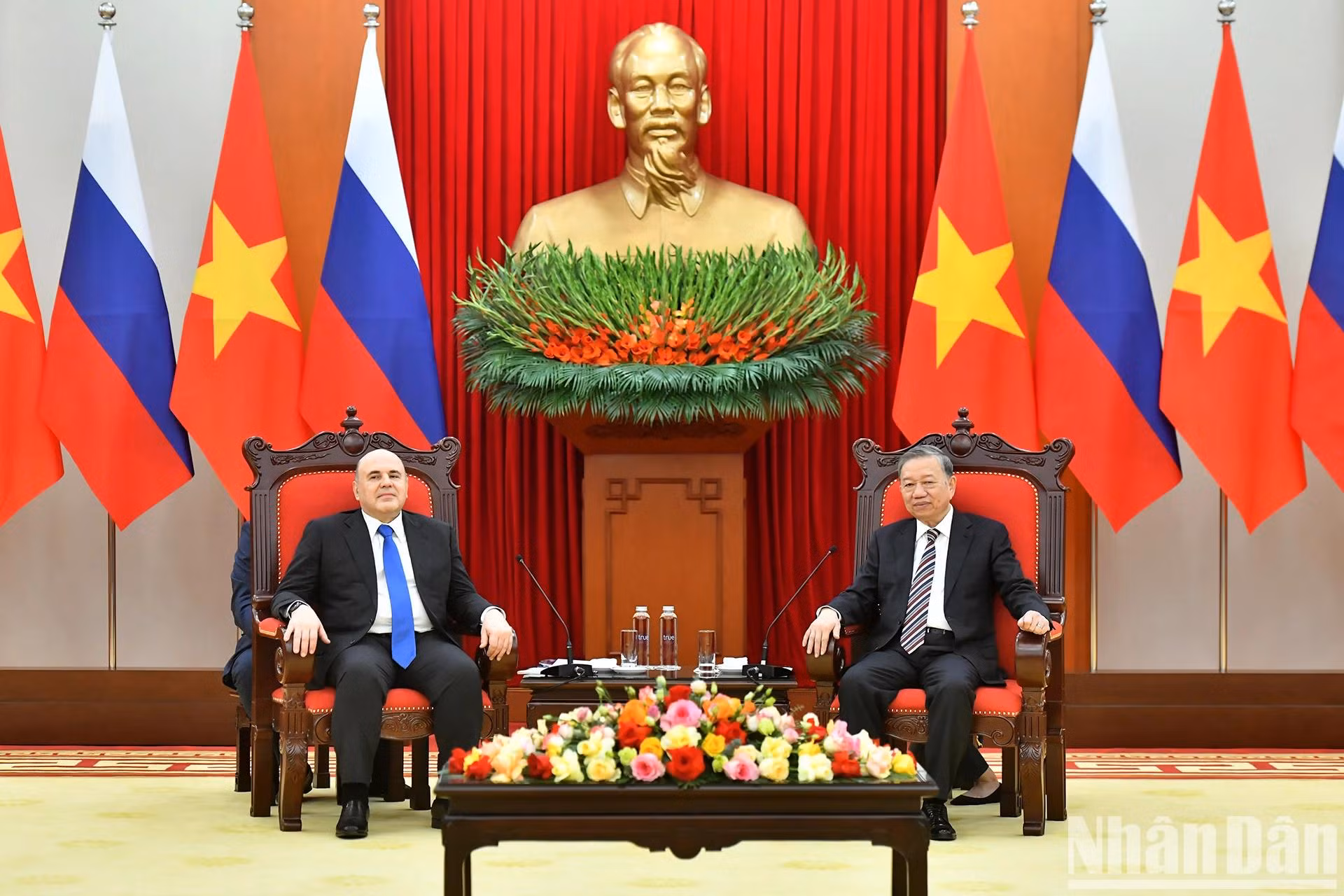 El secretario general del PCV, To Lam, y el primer ministro de Rusia, Mikhail Vladimirovich Mishustin, en las conversaciones. El secretario general del PCV, To Lam, y el primer ministro de Rusia, Mikhail Vladimirovich Mishustin, en las conversaciones.