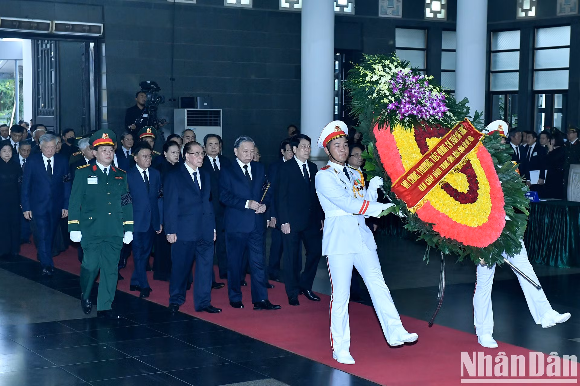 La delegación del Comité Central del Partido Comunista de Vietnam llega al funeral.