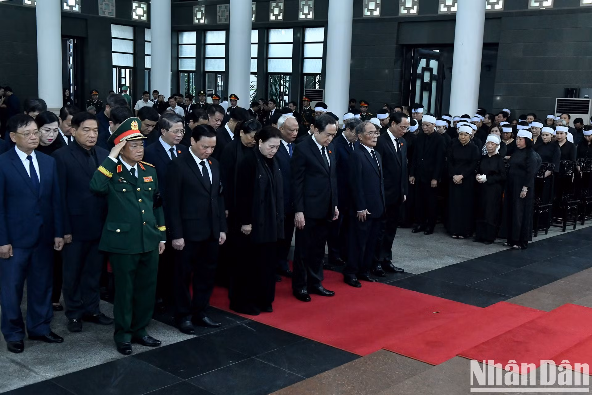 La delegación de la Asamblea Nacional rinde homenaje al expresidente Tran Duc Luong.