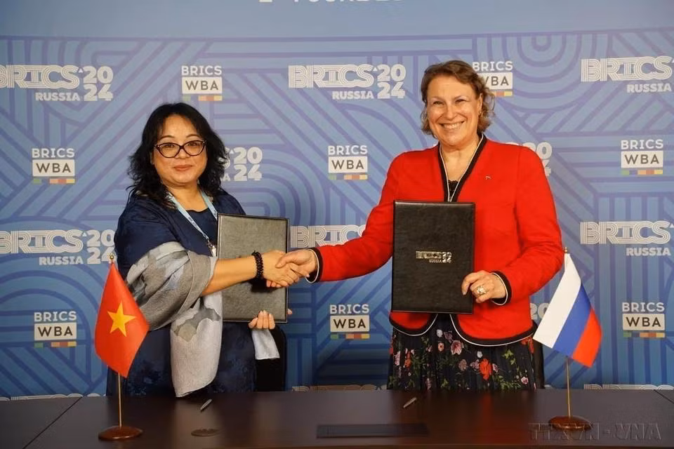 Empresas vietnamita y rusa firman un acuerdo de cooperación en el Foro de Negocios de Empresarias BRICS celebrado en Moscú, Rusia, en junio de 2024.